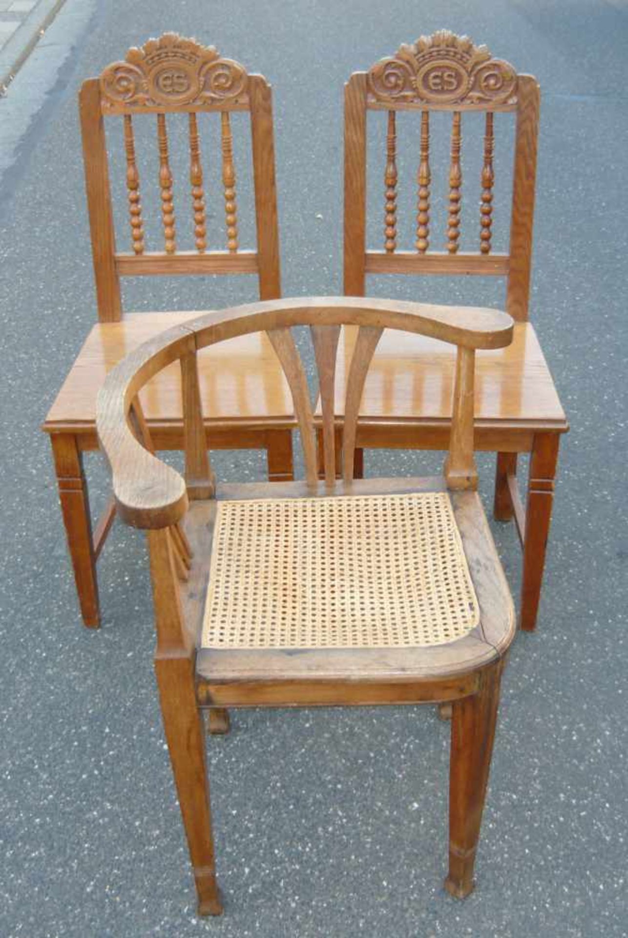 Konvolut. Ein Rundrückenstuhl und zwei Salonstühle. Eiche. Antik. Lot. A round-back chair and two
