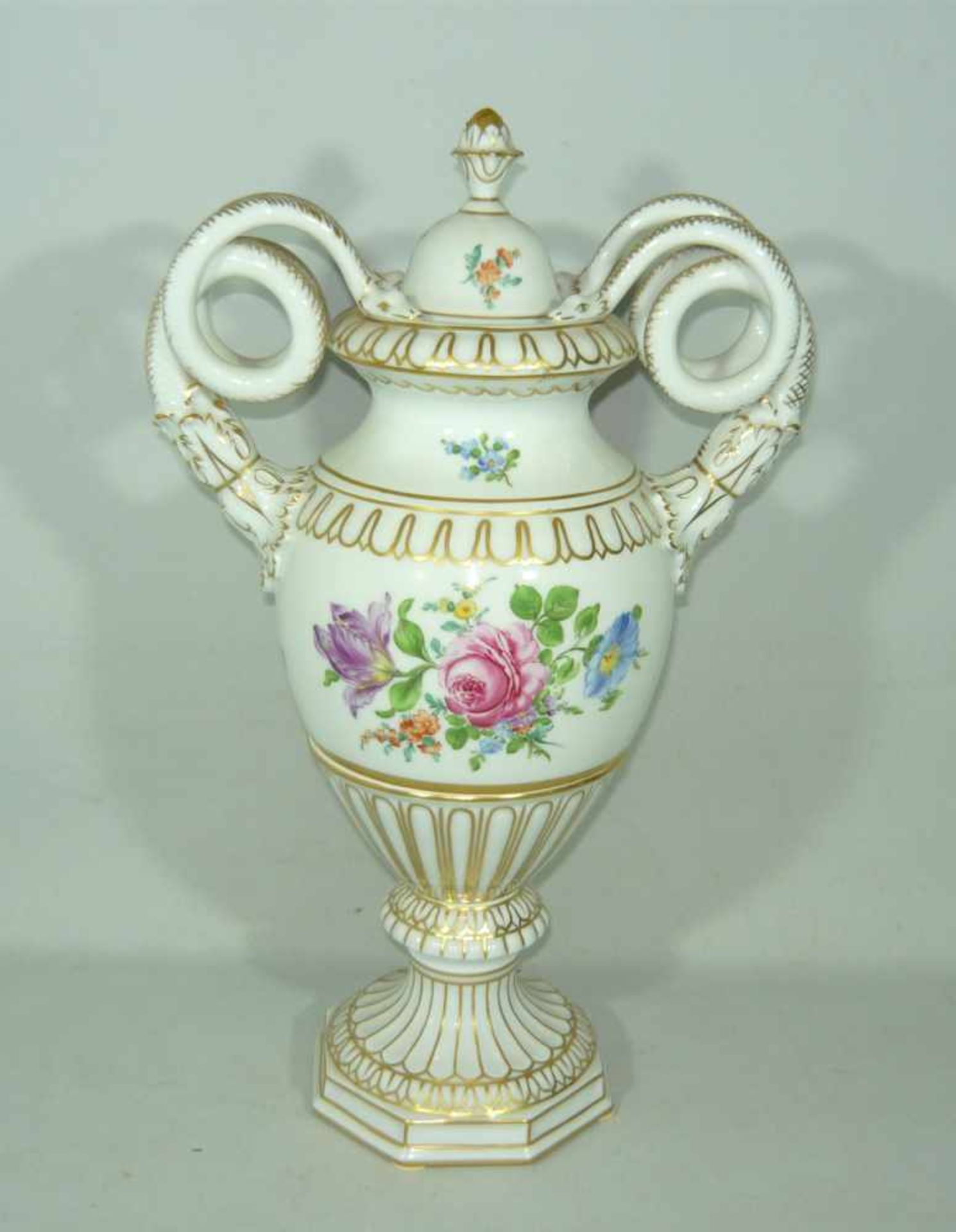 Potschappel Dresden. Monumentale Schlangenhenkelvase mit reicher Bemalung. H. ca. 40 cm.