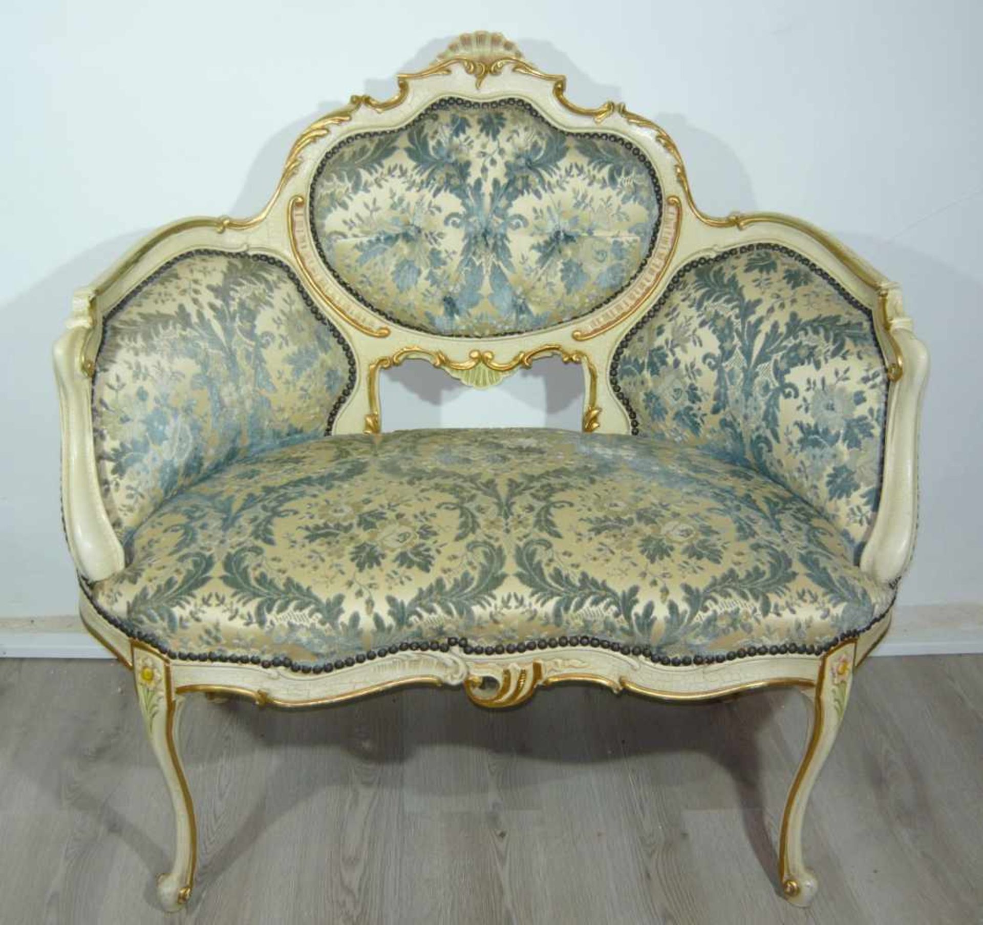 Elegante Sitzbank für zwei Personen im Schlossstil. Maße ca. 100x105x55 cm.Smart settee for two in