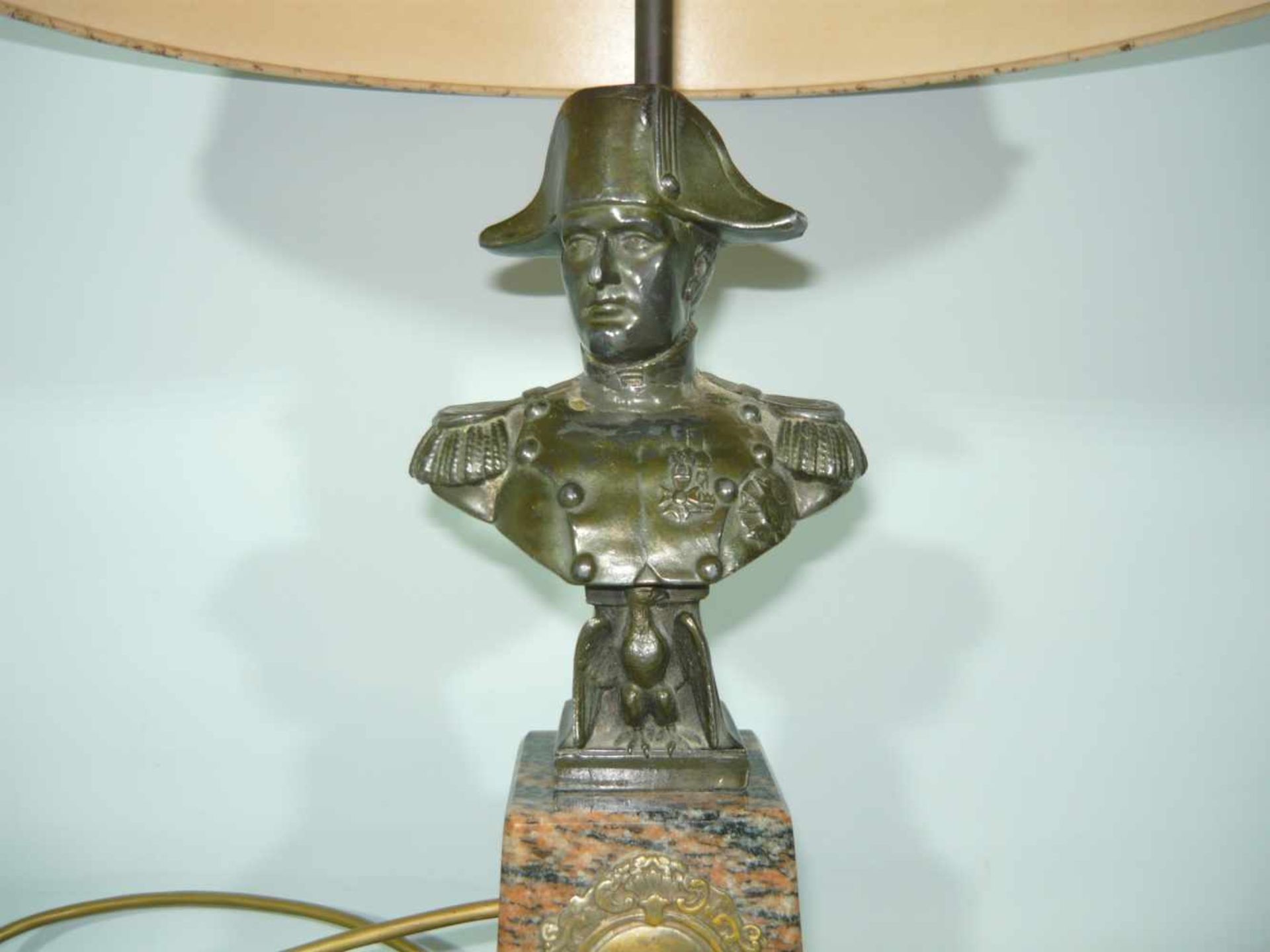 Exklusive Lampe mit einer Büste von Napoleon. Elektrifiziert, jedoch nicht geprüft. Altersspuren. - Image 2 of 2