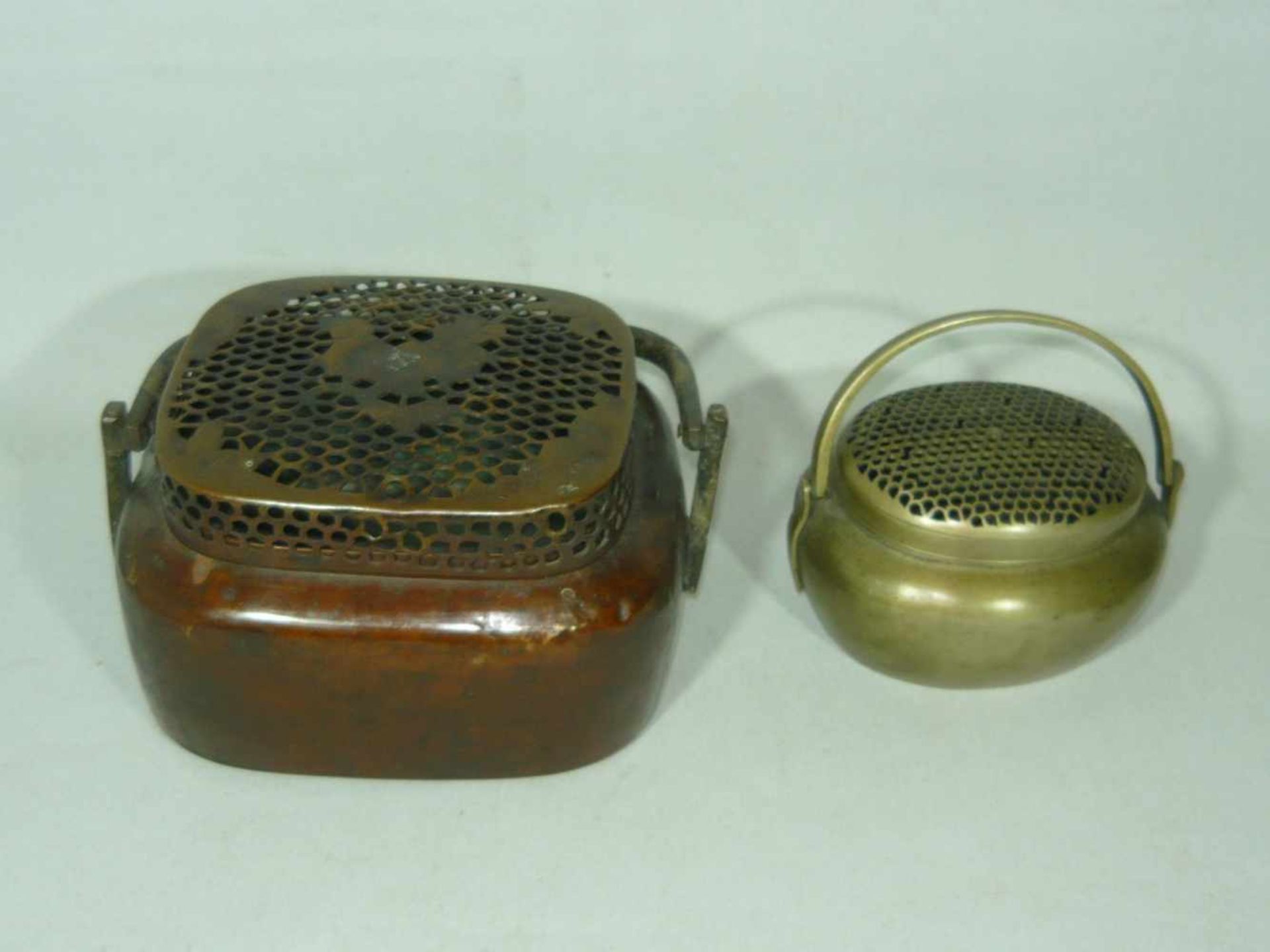 Konvolut zwei "Handwarmer". Metall. China, wohl antik. L. ca. 11 u. 14 cm.Lot of two hand warmer.