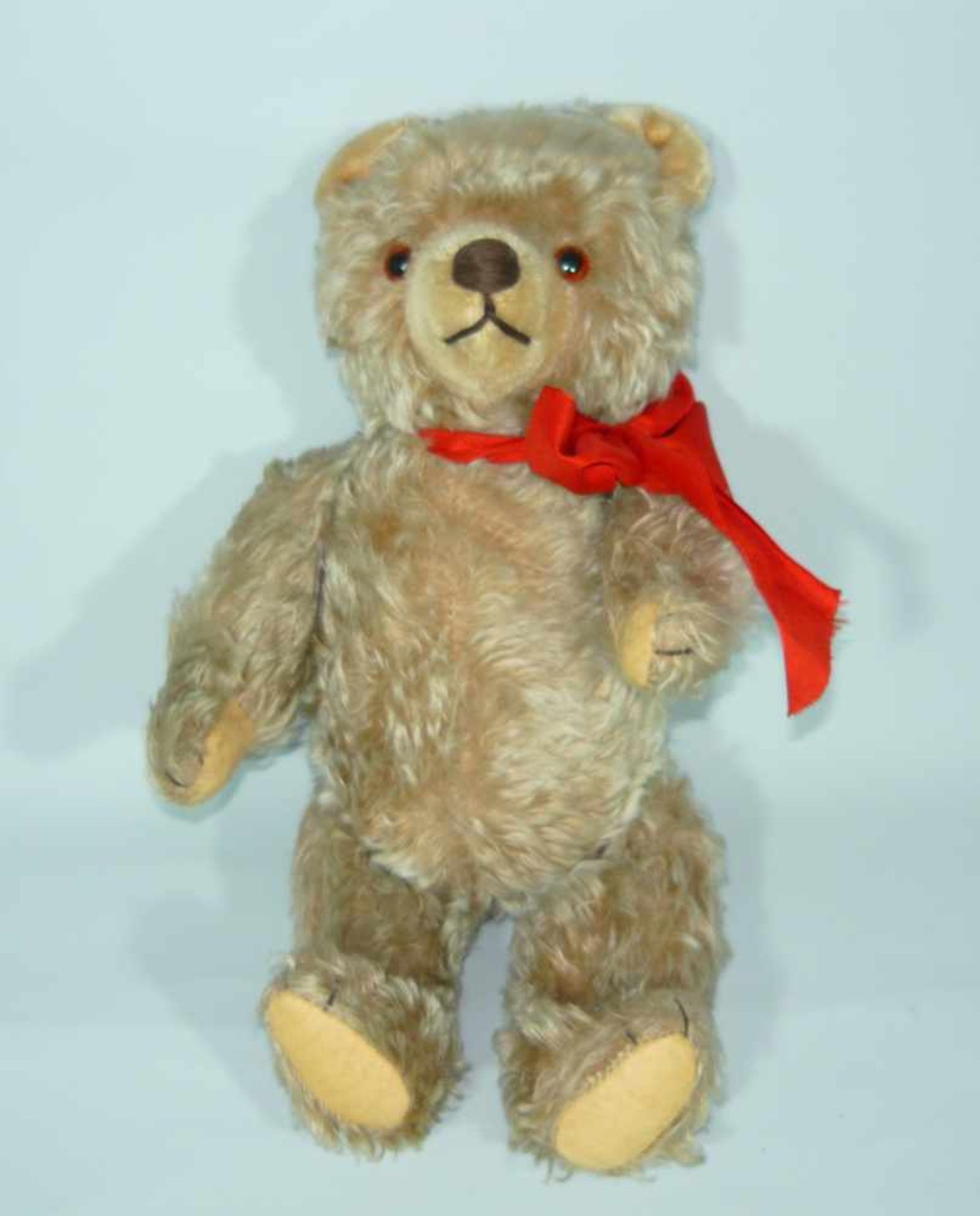 Schöner Teddybär mit Schleife. Unbekannte Marke. Wohl um 1950. Bei Bewegung gibt er Geräusche von