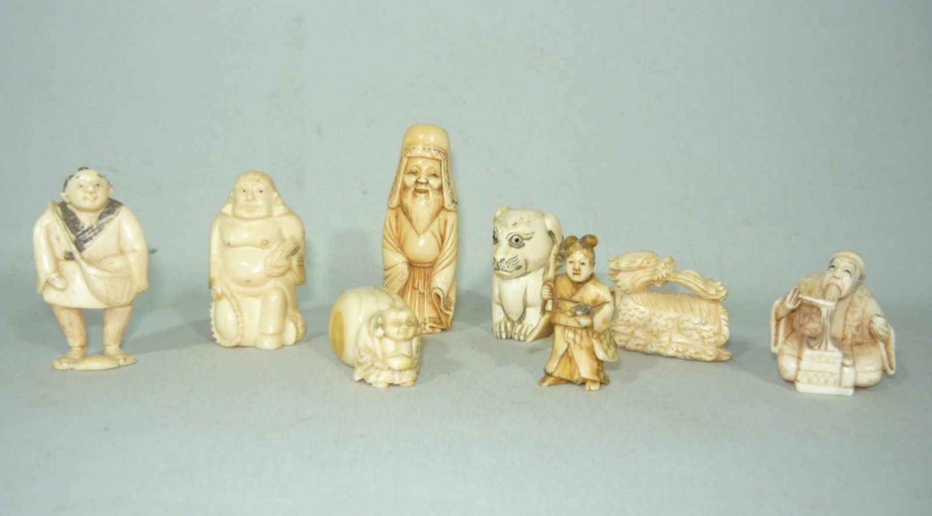 Konvolut von sieben Netsuke u. eine kleine Figur. Tlw. sign. China, wohl um o. nach 1900. Elfenbein.