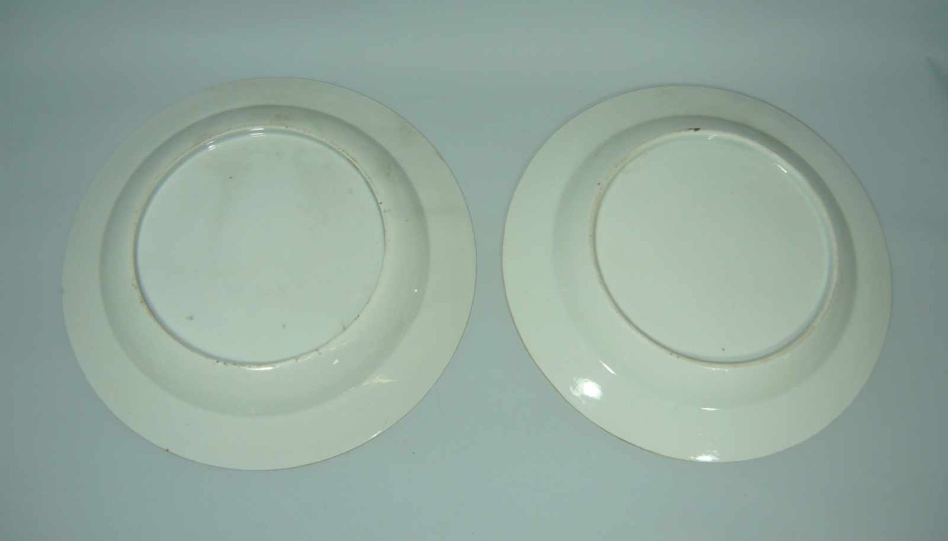 Zwei chinesische Teller mit qualitätvoller Bemalung. Wohl vor o. um 1900. DM je ca. 24 cm.Two - Bild 2 aus 2