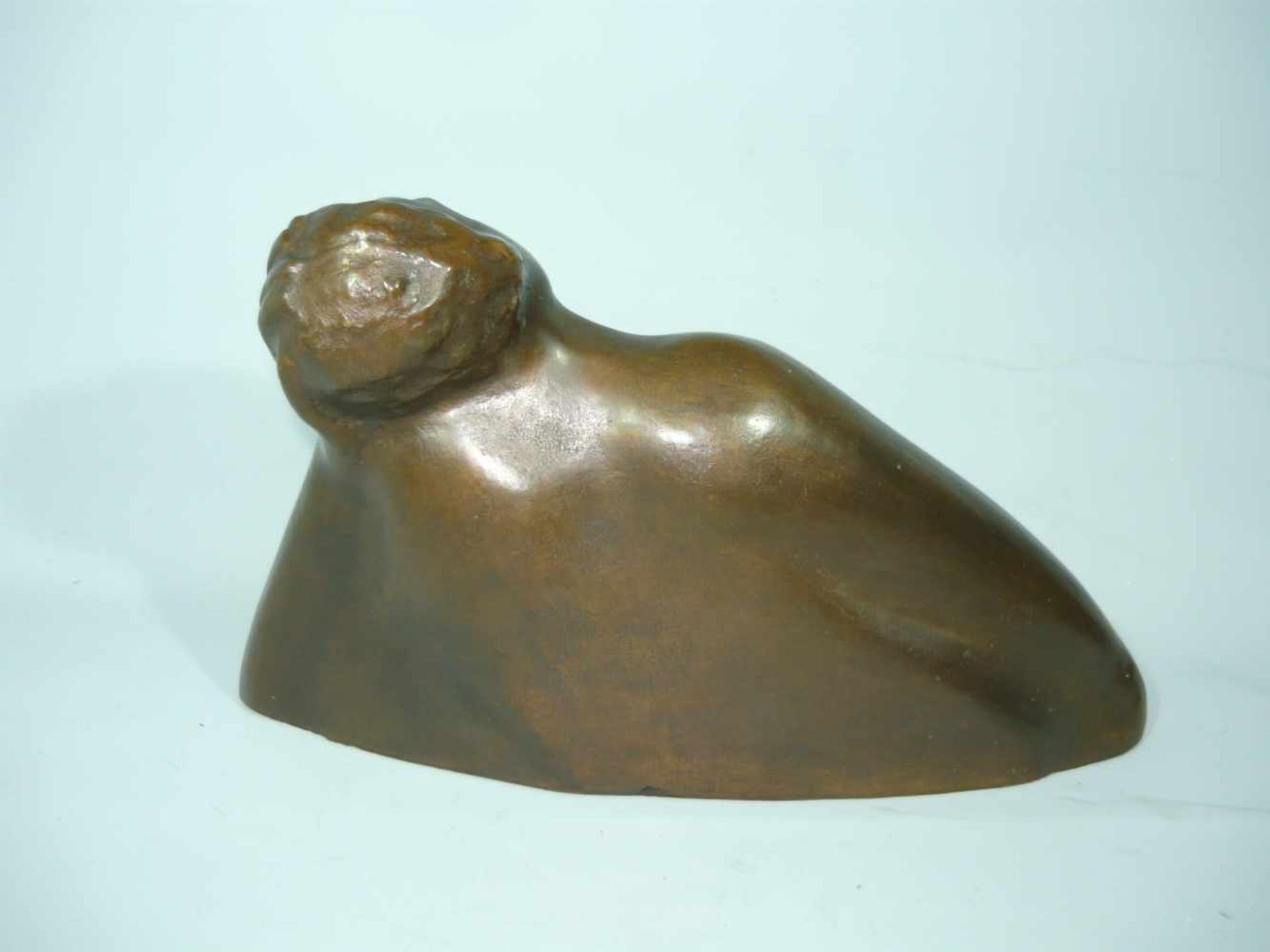 Hans Grunenberg (*1931, Düsseldorf). Skulptur einer nackten ruhenden Frau. Bronze. L. ca. 35 cm. - Bild 3 aus 4