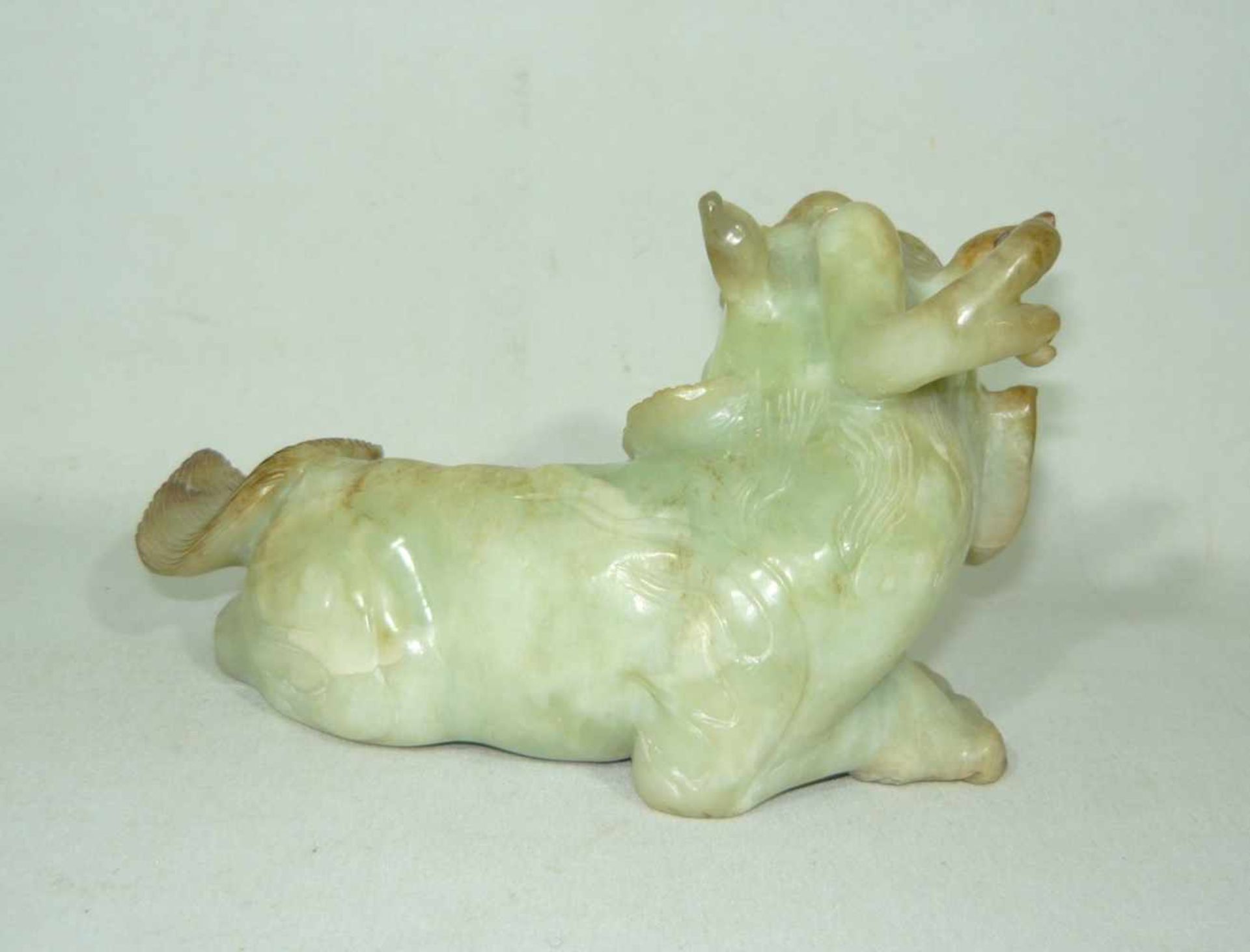 Liegender Drache. Jade, handgeschnitzt. China. Alt o. antik. L. ca. 18 cm.Lying dragon. Jade. Hand - Bild 2 aus 2