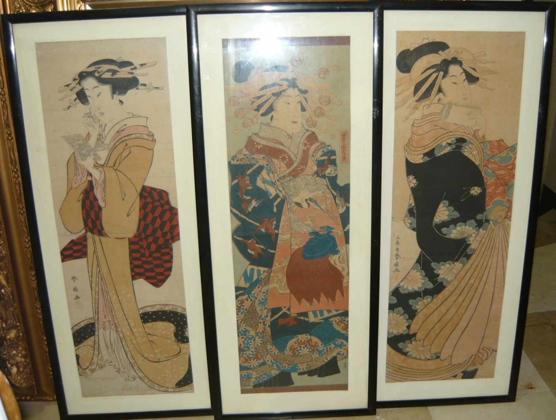 Ichimosai Yoshaitora. Triptychon. Darstellung von drei Damen. Japanische Farbholzschnitte. Hinter
