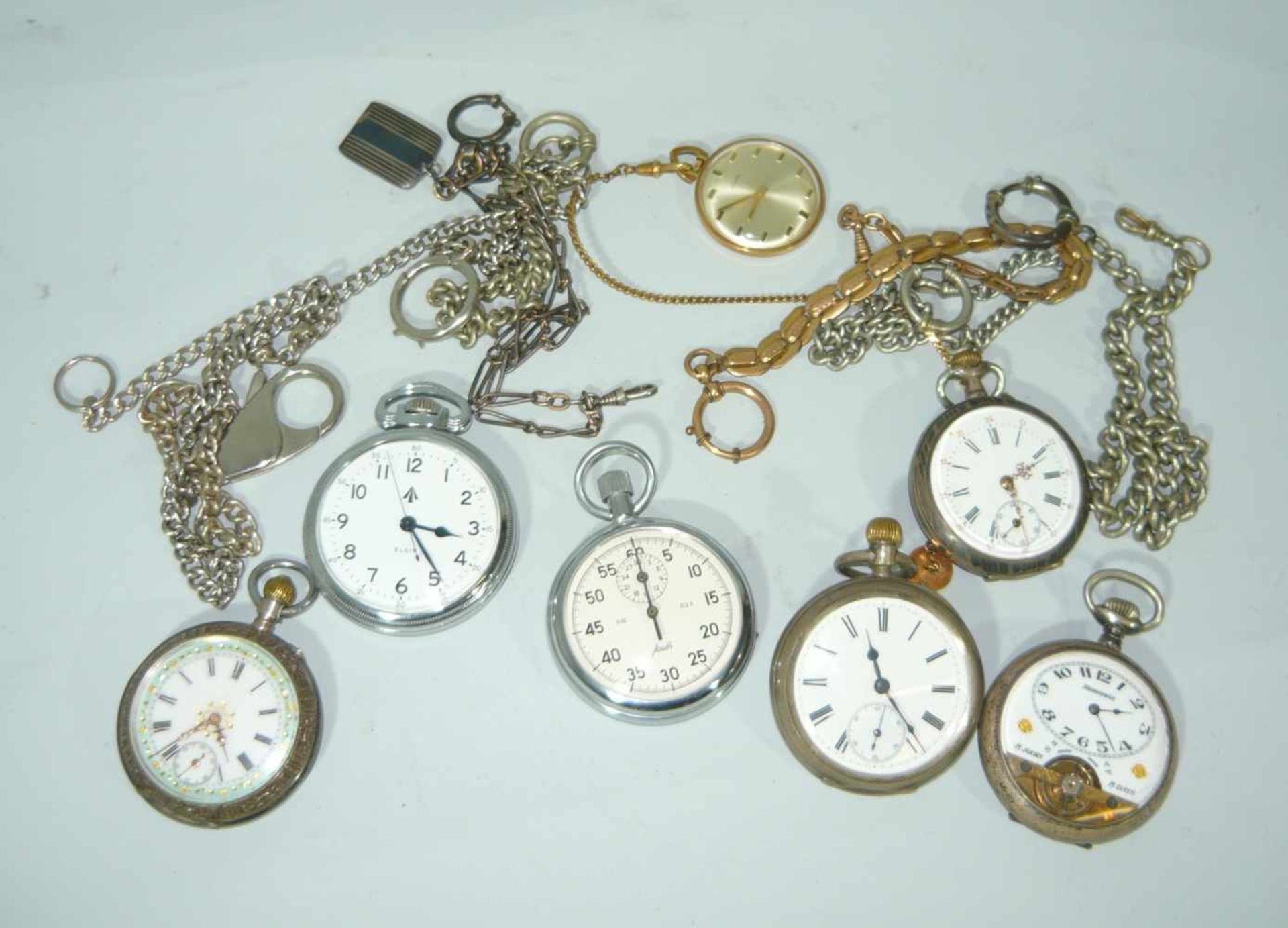 Umfangreiches Konvolut Taschenuhren und Uhrenketten. Extensive lot pocket watches a. chains.
