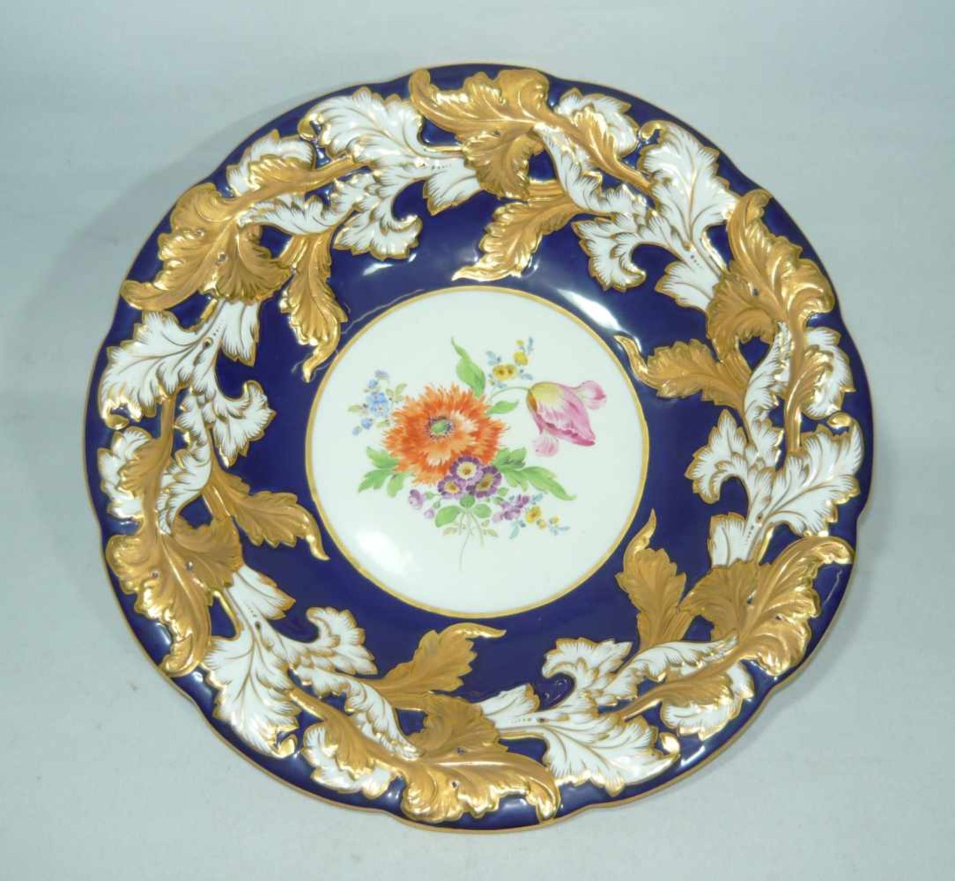 Meissen (Schwerter). Große Prunkschale mit Kobalt, Gold und großen Blumen. I. Wahl. DM ca. 30 cm.