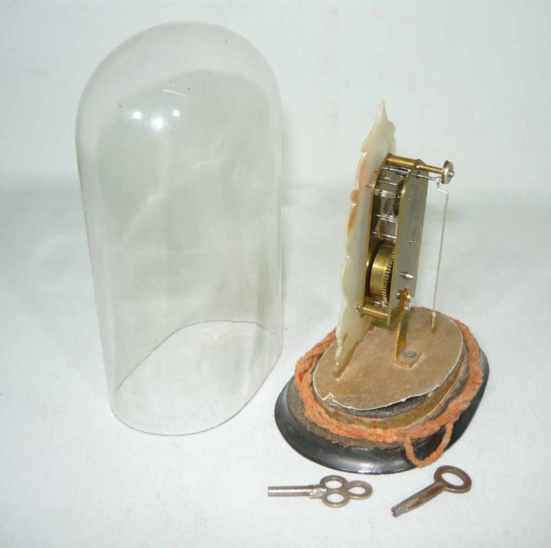 Miniaturuhr mit Perlmuttziffernblatt unter Glassturz. Wohl vor 1900. H. ca. 13 cm.Miniature watch w. - Bild 2 aus 2
