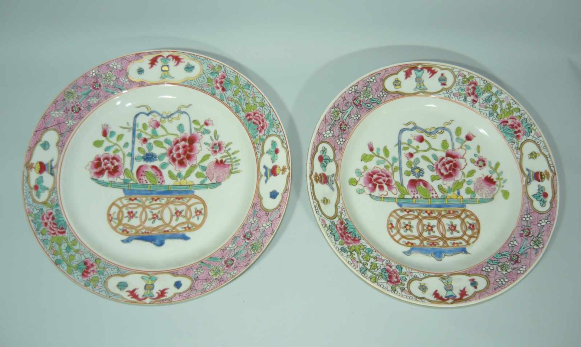 Zwei chinesische Teller mit qualitätvoller Bemalung. Wohl vor o. um 1900. DM je ca. 24 cm.Two