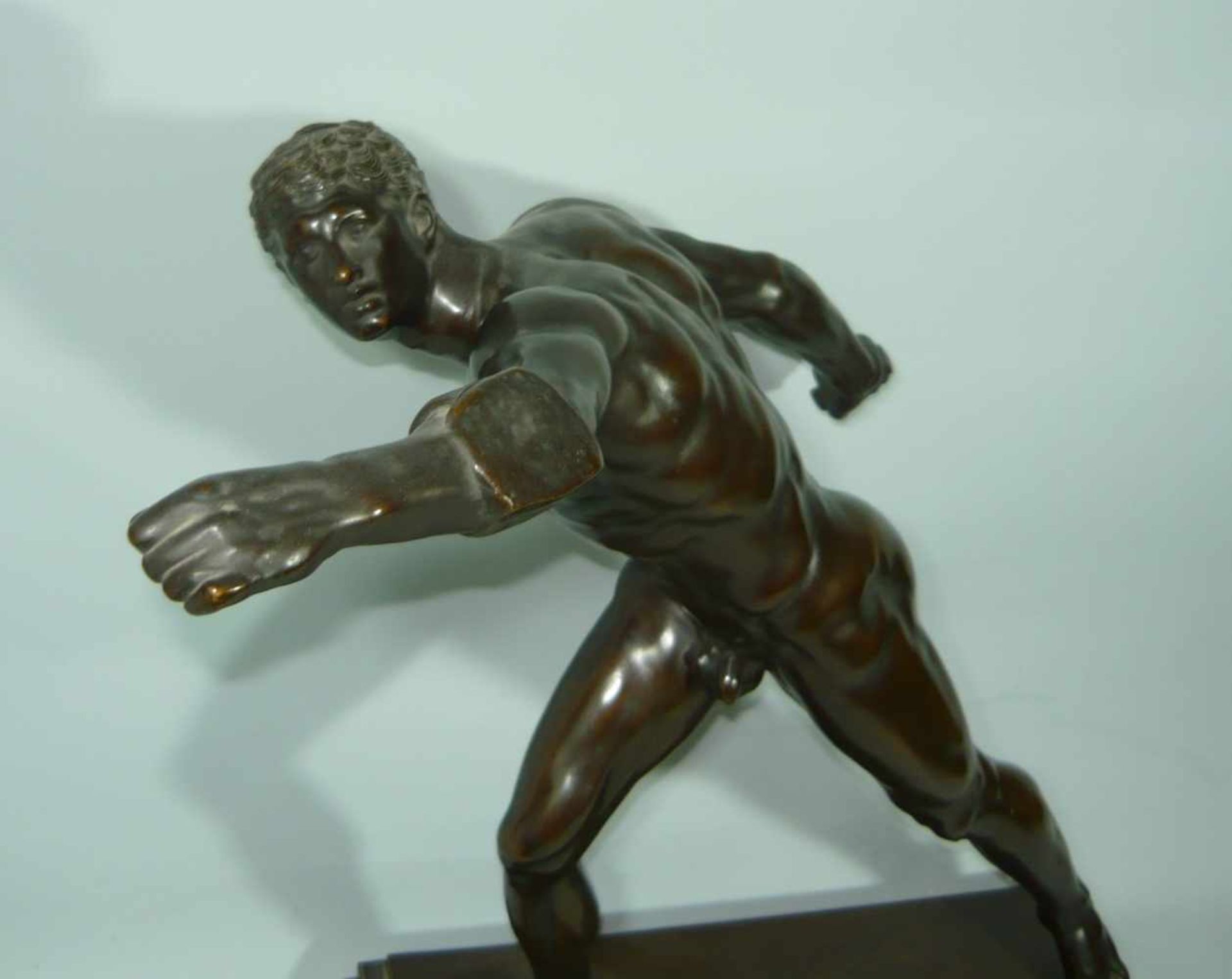 Unbek. Künstler. Darstellung eines nackten Athleten. Bronze auf Steinsockel. Ges. L. ca. 76 cm. - Image 2 of 3
