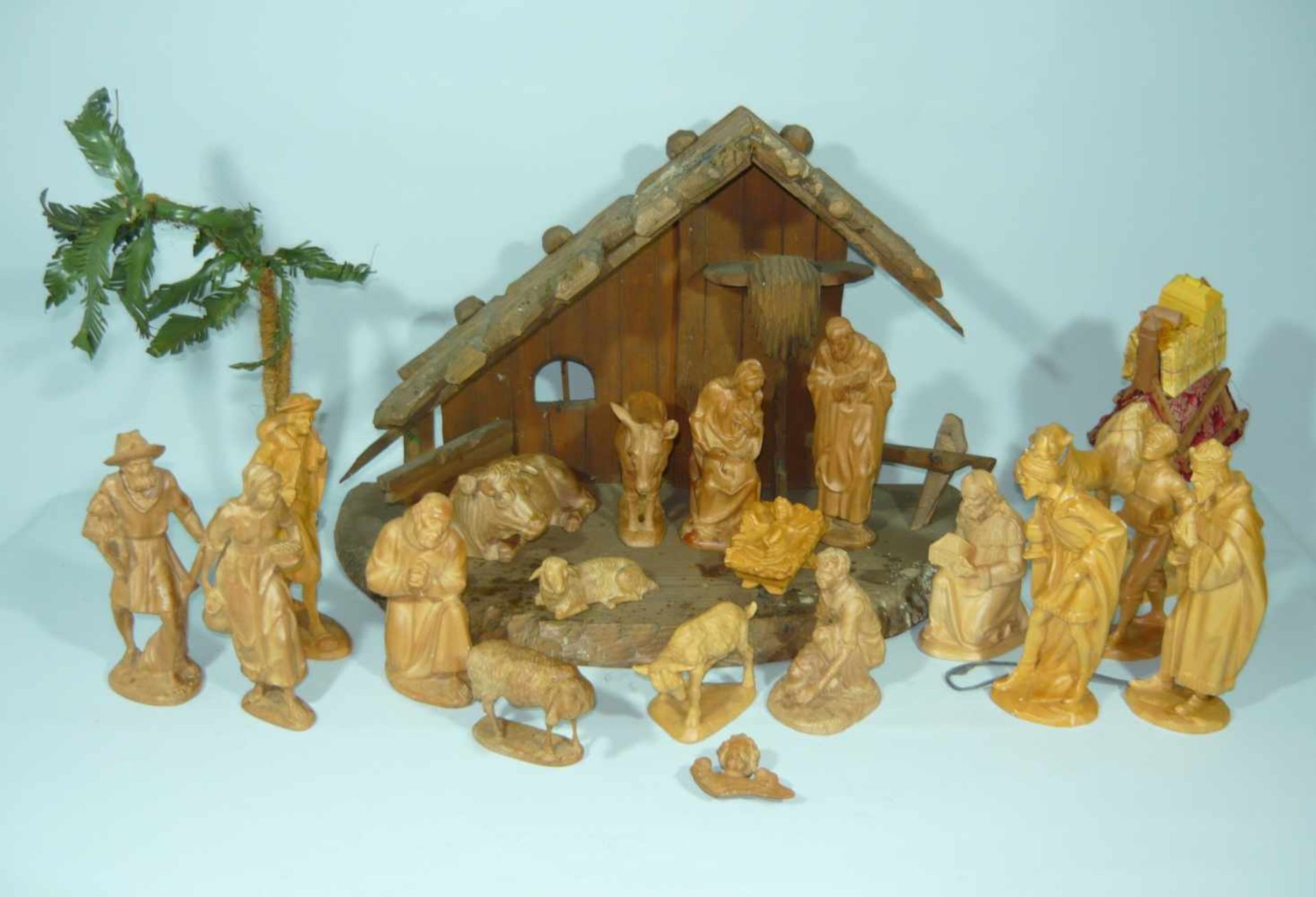 Krippe mit 19 Figuren. Holz, handgeschnitzt. Alle wichtigen Teilnehmer von Christi Geburt sind
