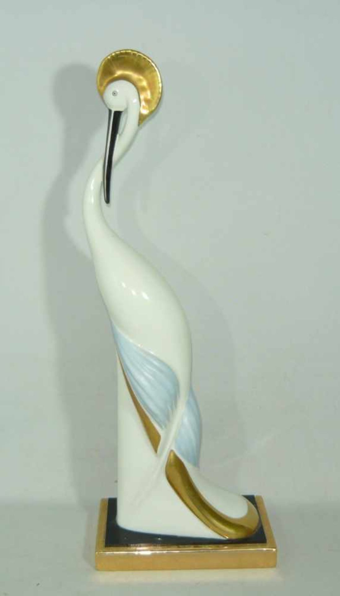 Große Porzellanfigur. Darstellung eines Vogels im Art Déco Stil. Sockel fest montiert. H. ca. 44