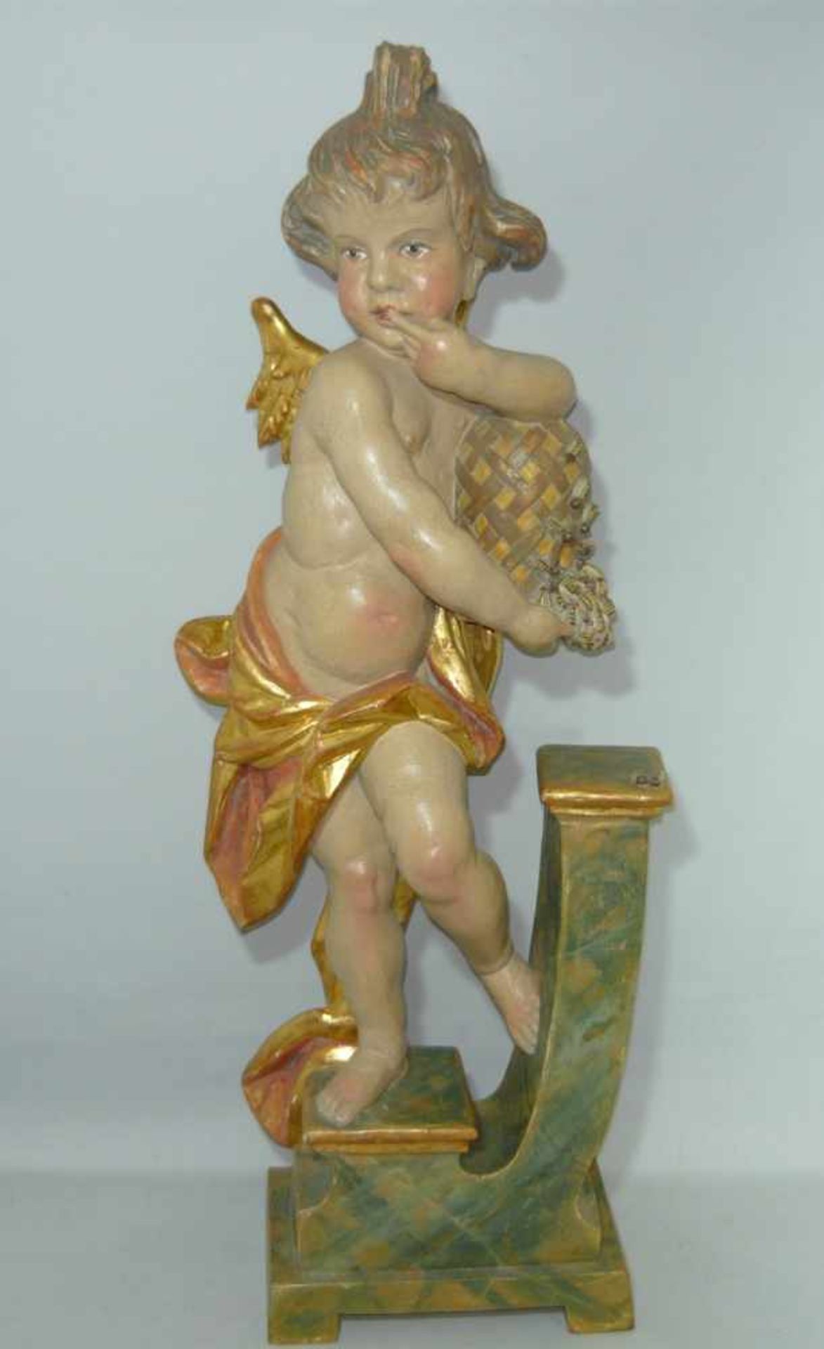 Amor als Honigdieb im Barockstil. Holz, handgeschnitzt. Älteren Datums. H. ca. 81 cm.Cupid as