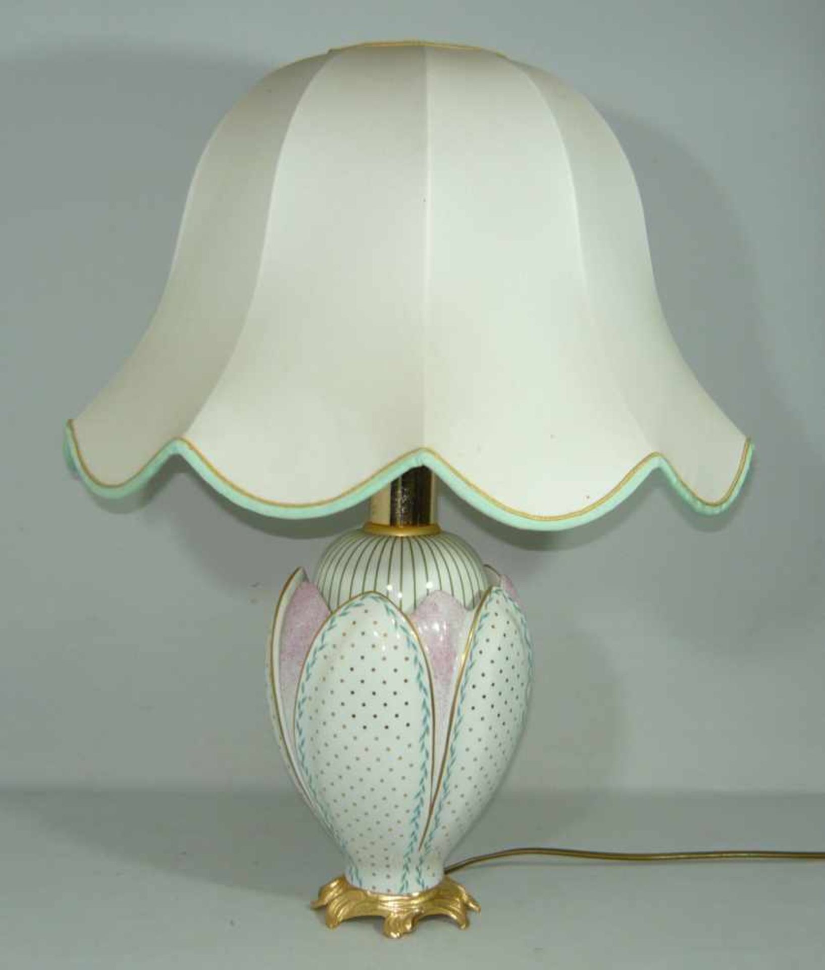 Große Porzellantischlampe mit Schirm. Wohl Kaiser oder Sèvres. H. ca. 60 cm. Large china table
