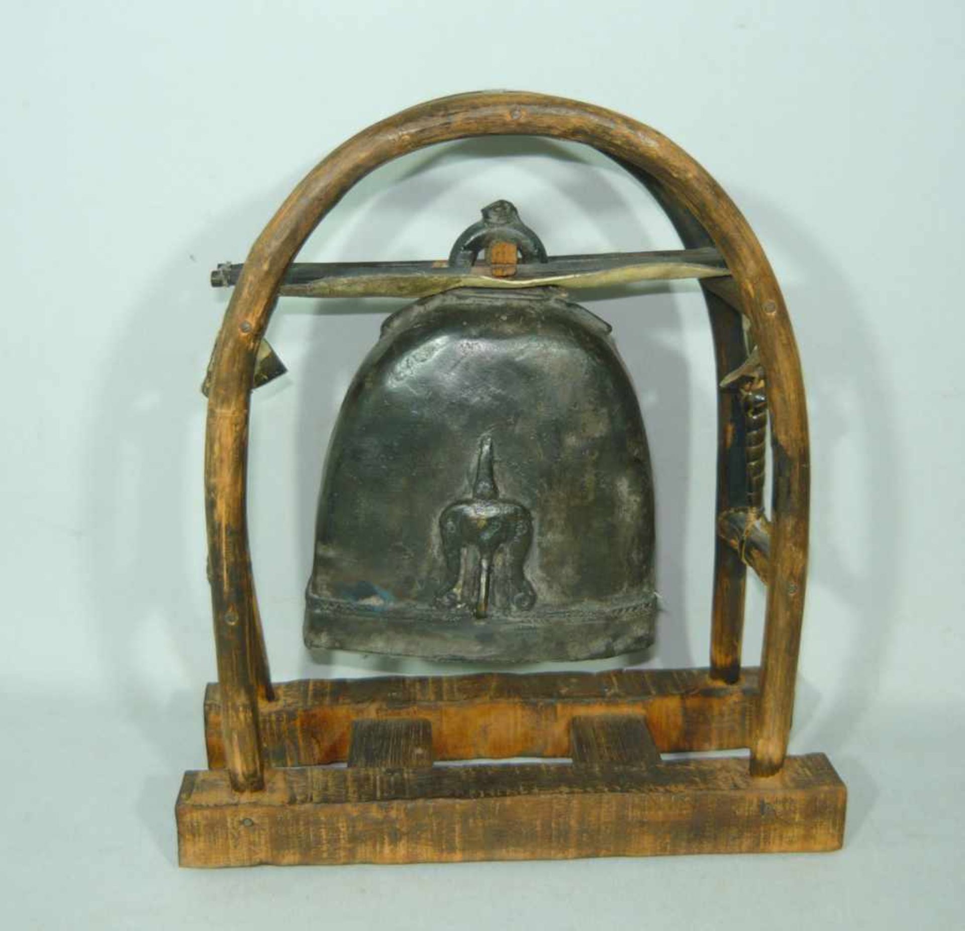 Elefantenglocke. Bronze. Alt o. antik. Dazu jüngeres Holzgestell. Ges. H. ca. 27 cm.Elephant bell. - Bild 2 aus 2