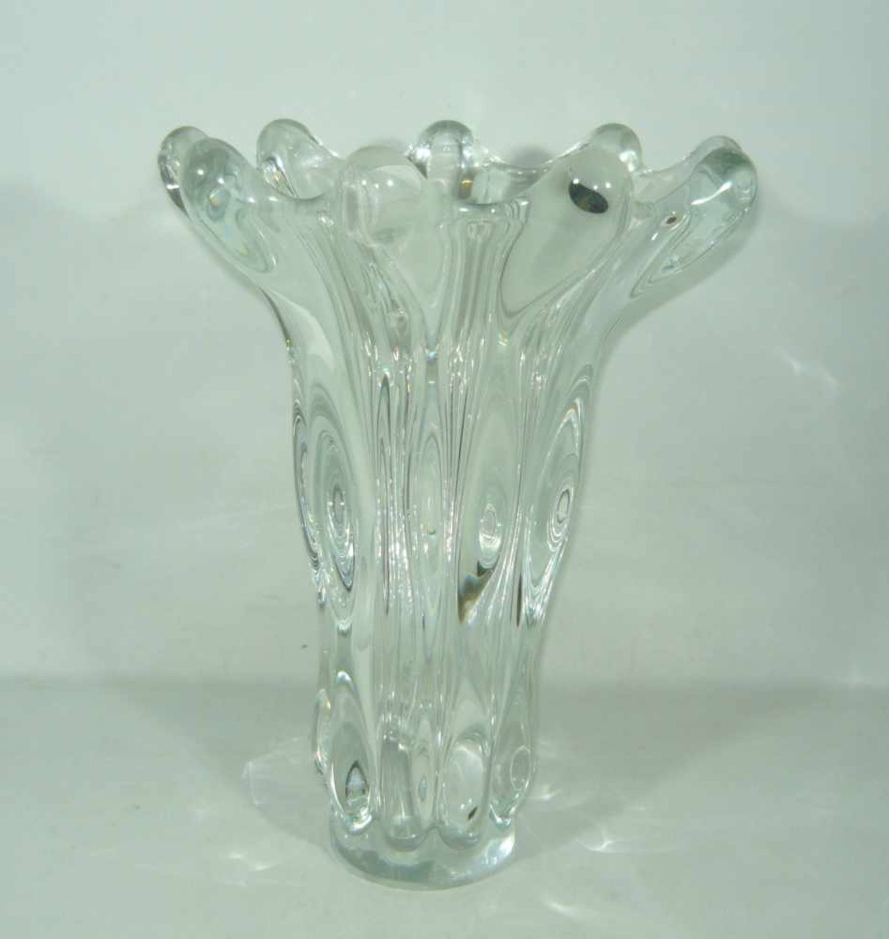 Vannes, Frankreich. Monumentale Kristallvase. H. ca. 38 cm.Vannes. France. Monumental crystal