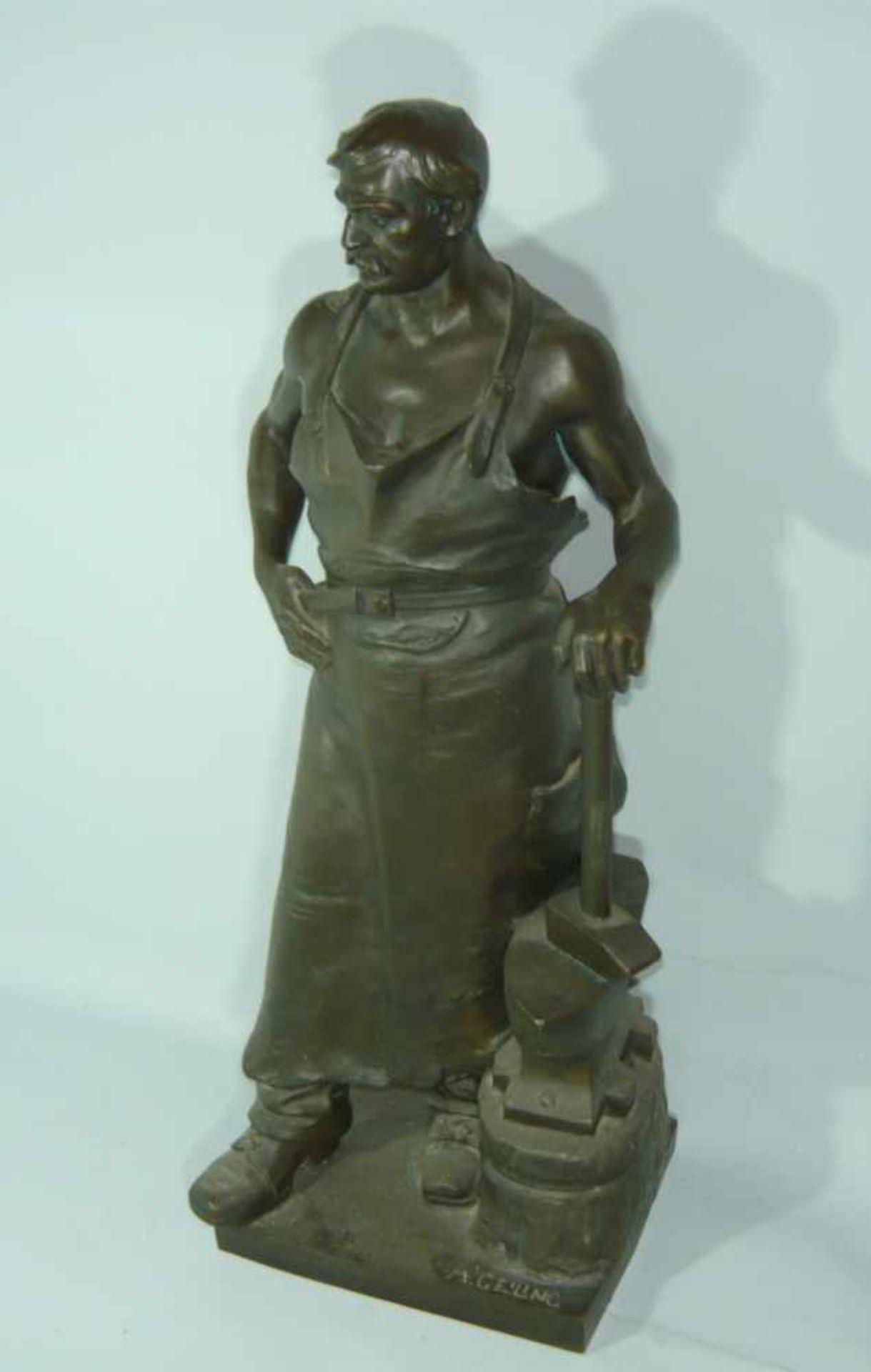 Carl M. Geiling (*1874, Münster - 1924, Düsseldorf). Schmied mit Amboss und Hammer. Bronze. Auf - Image 2 of 3