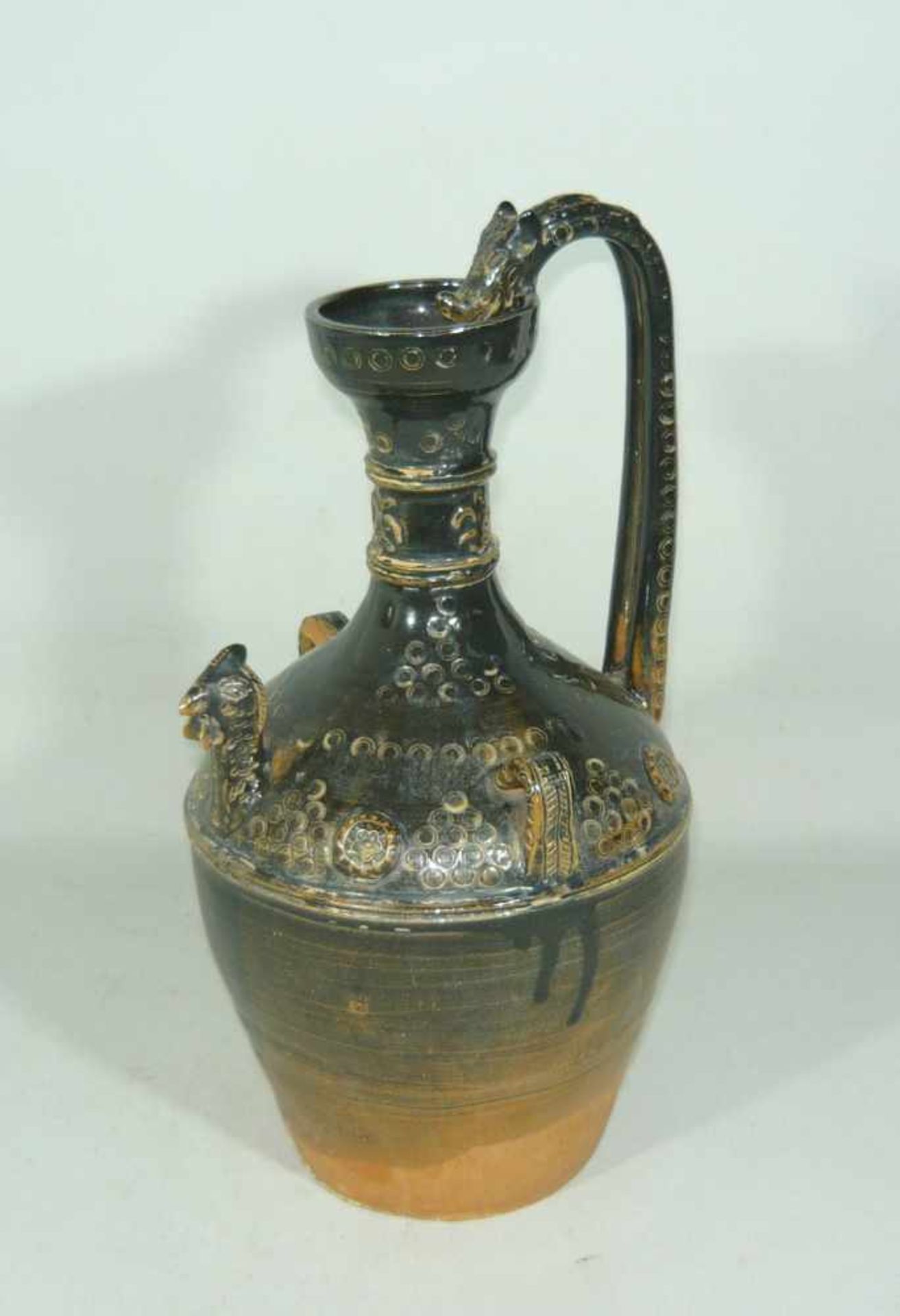 Große Keramikkanne. Henkel mit Hühnerkopfabschluss. China, 20. Jhdt. H. ca. 33 cm.Large ceramics