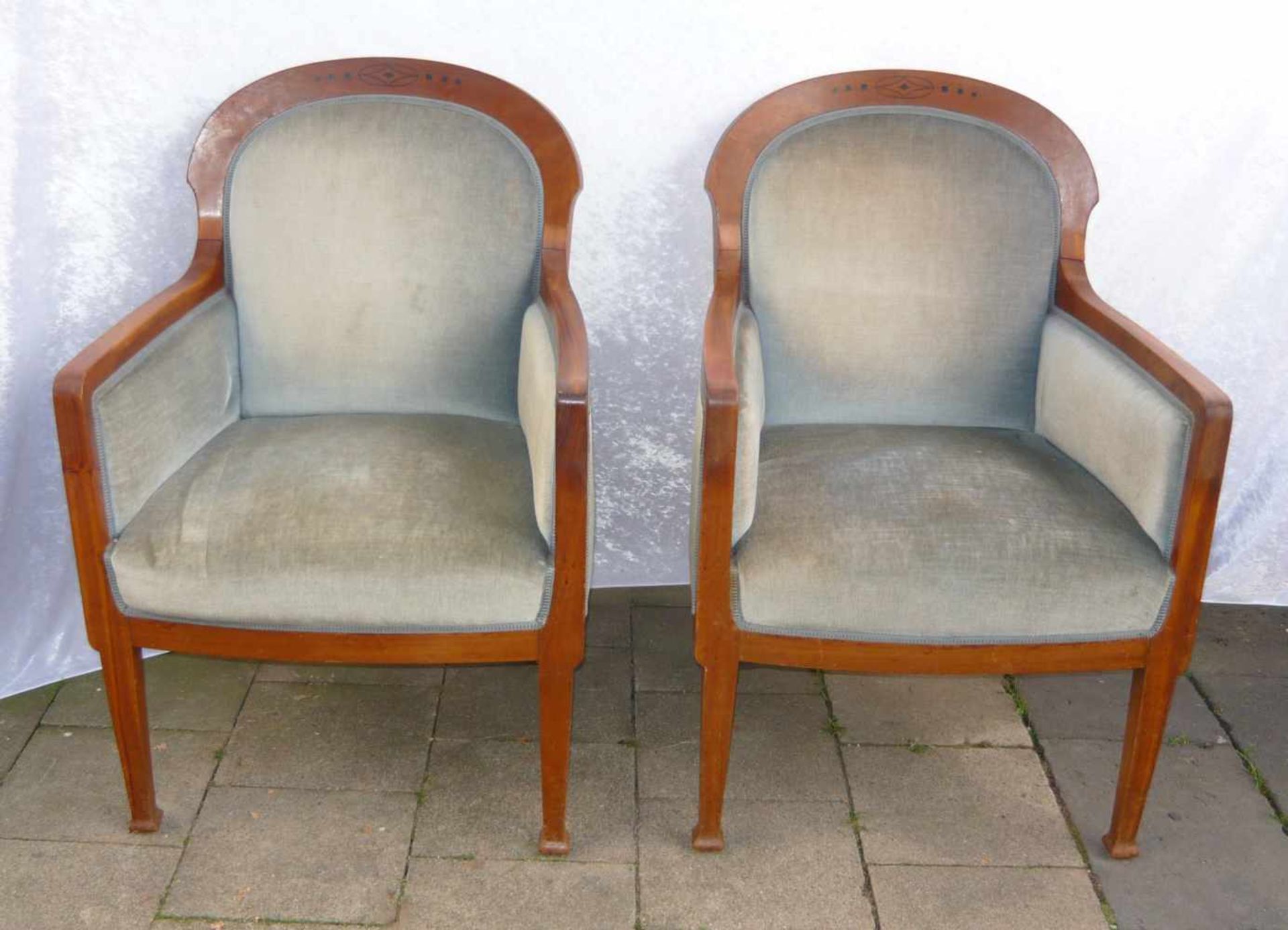 Paar elegante Jugendstilsessel. Um 1900. H. je ca. 94 cm.Pair of elegant art nouveau chairs.