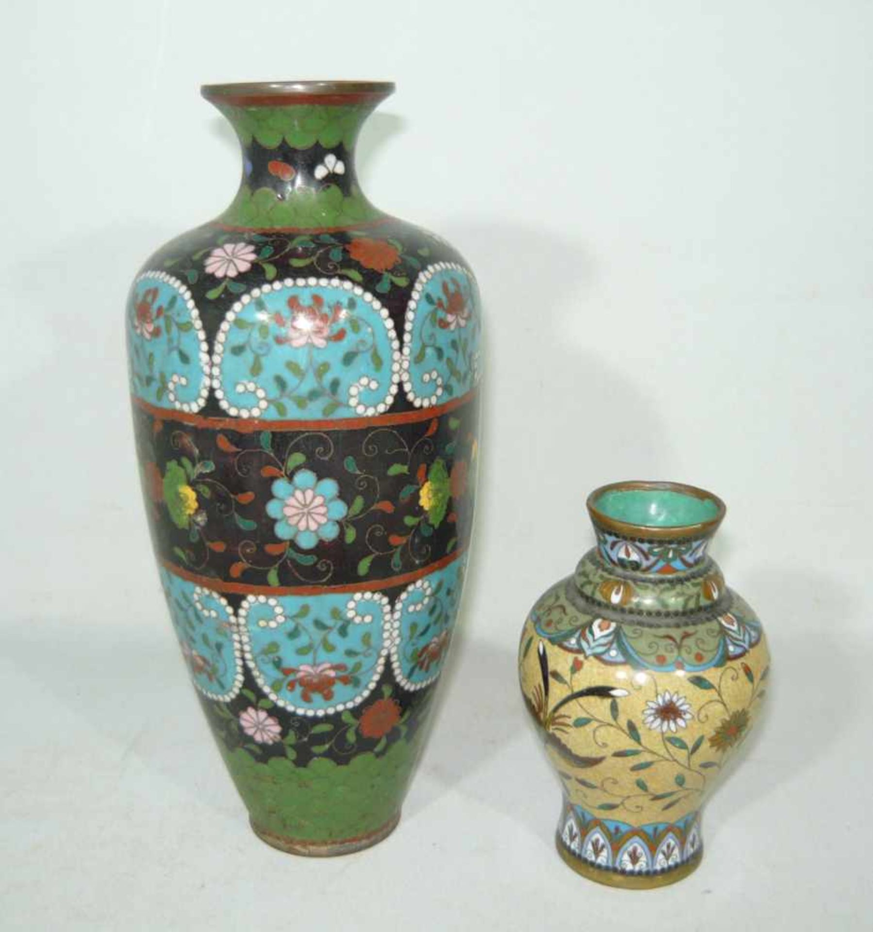 Paar Cloisonné Vasen. China, wohl um 1900. Eine sign. H. ca. 21 cm u. kl. Min. besch.Pair of