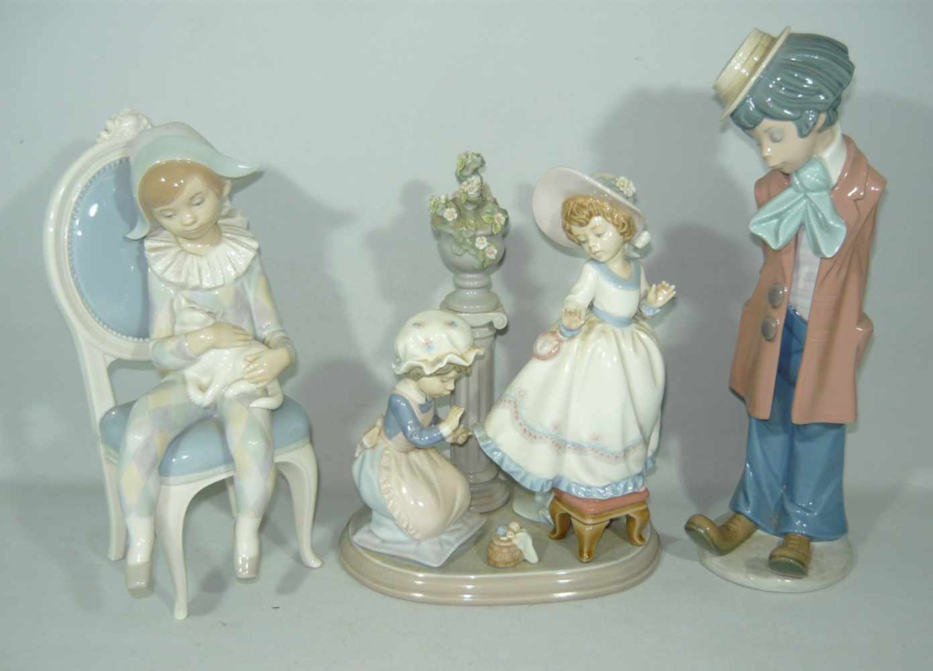 Lladro. Konvolut drei Figuren. H. ca. 32 cm u. kl.Lladro. Lot of three figurines. H. app. 32 cm a.