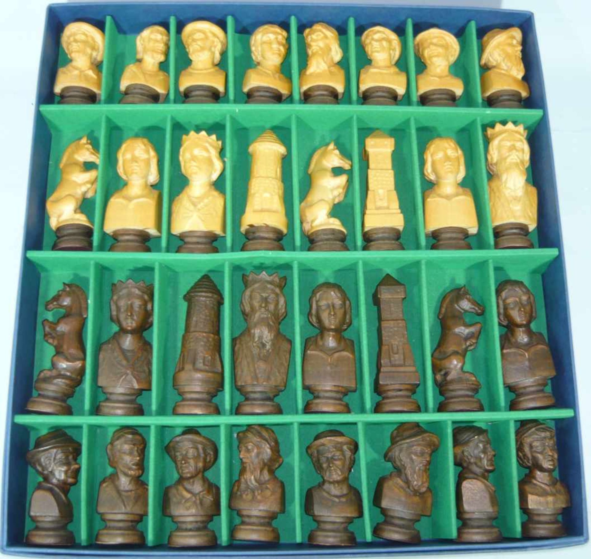 Konvolut Schachfiguren in Holz. H. ca. 5-8 cm.Lot of chess figures in wood. H. app. 5 - 8 cm.