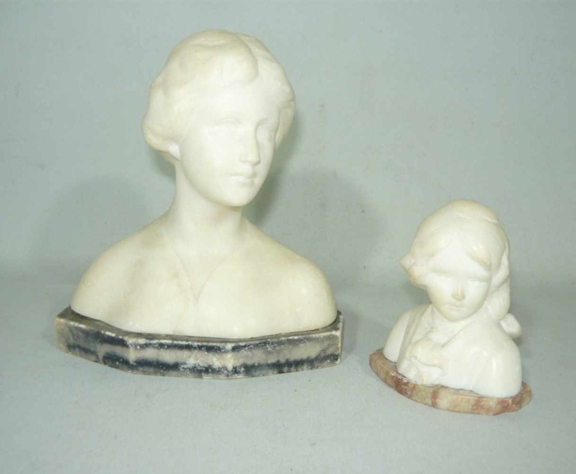 Konvolut zwei Marmorbüsten. Mutter u. Kind. Um 1900. H. ca. 14 cm. Altersspuren.Lot of two marble