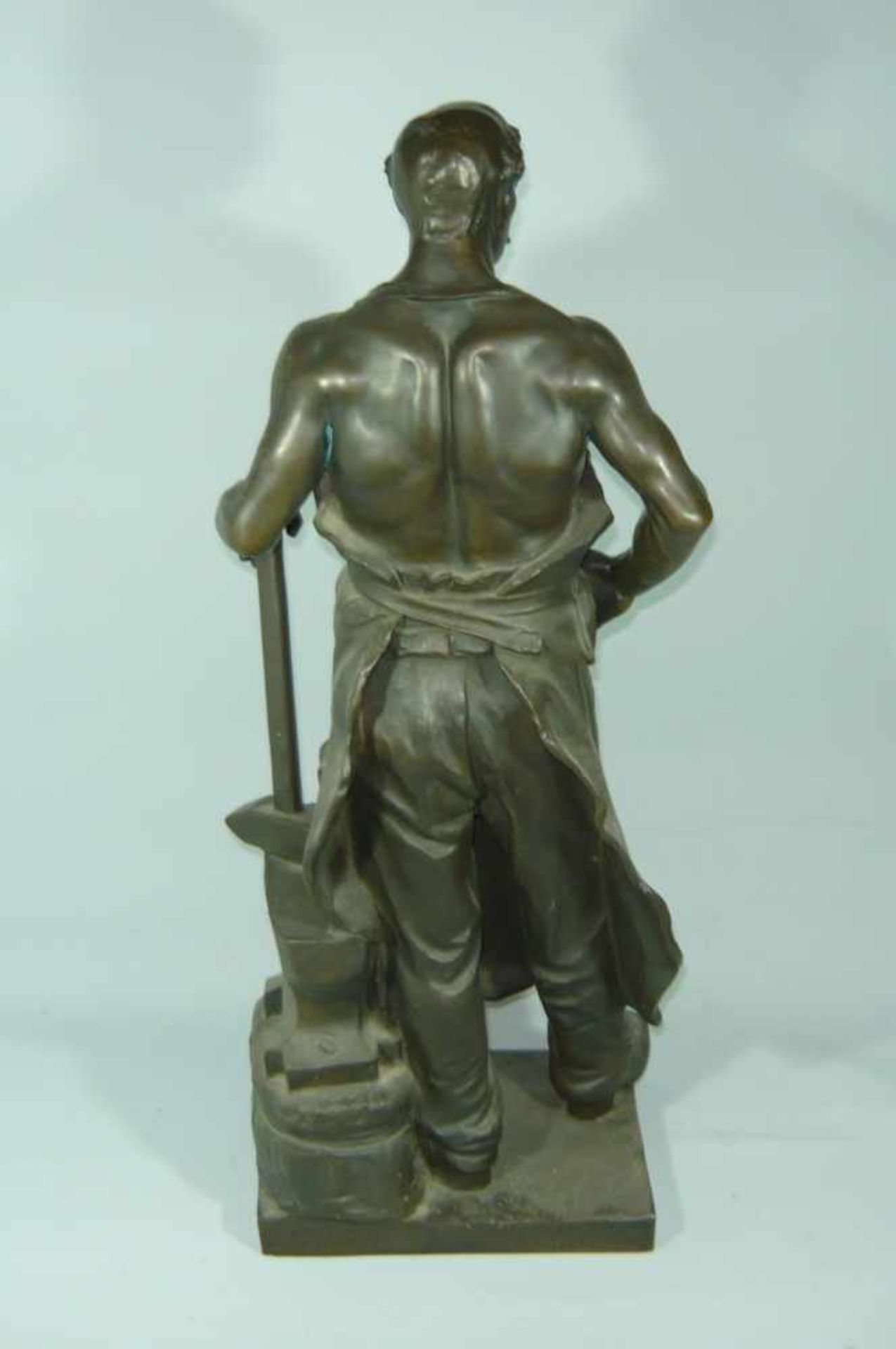 Carl M. Geiling (*1874, Münster - 1924, Düsseldorf). Schmied mit Amboss und Hammer. Bronze. Auf - Image 3 of 3