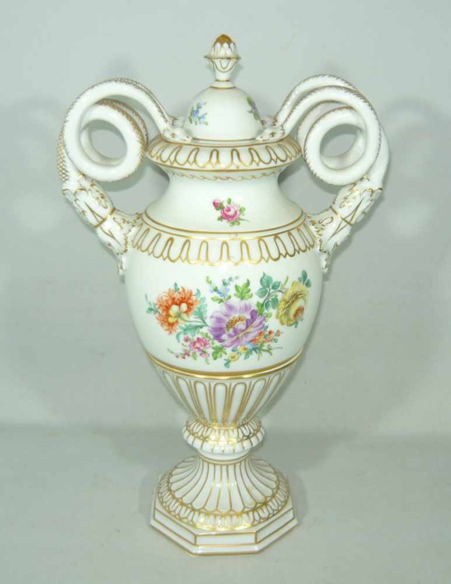 Potschappel Dresden. Monumentale Schlangenhenkelvase mit reicher Bemalung. H. ca. 40 cm. - Bild 2 aus 3