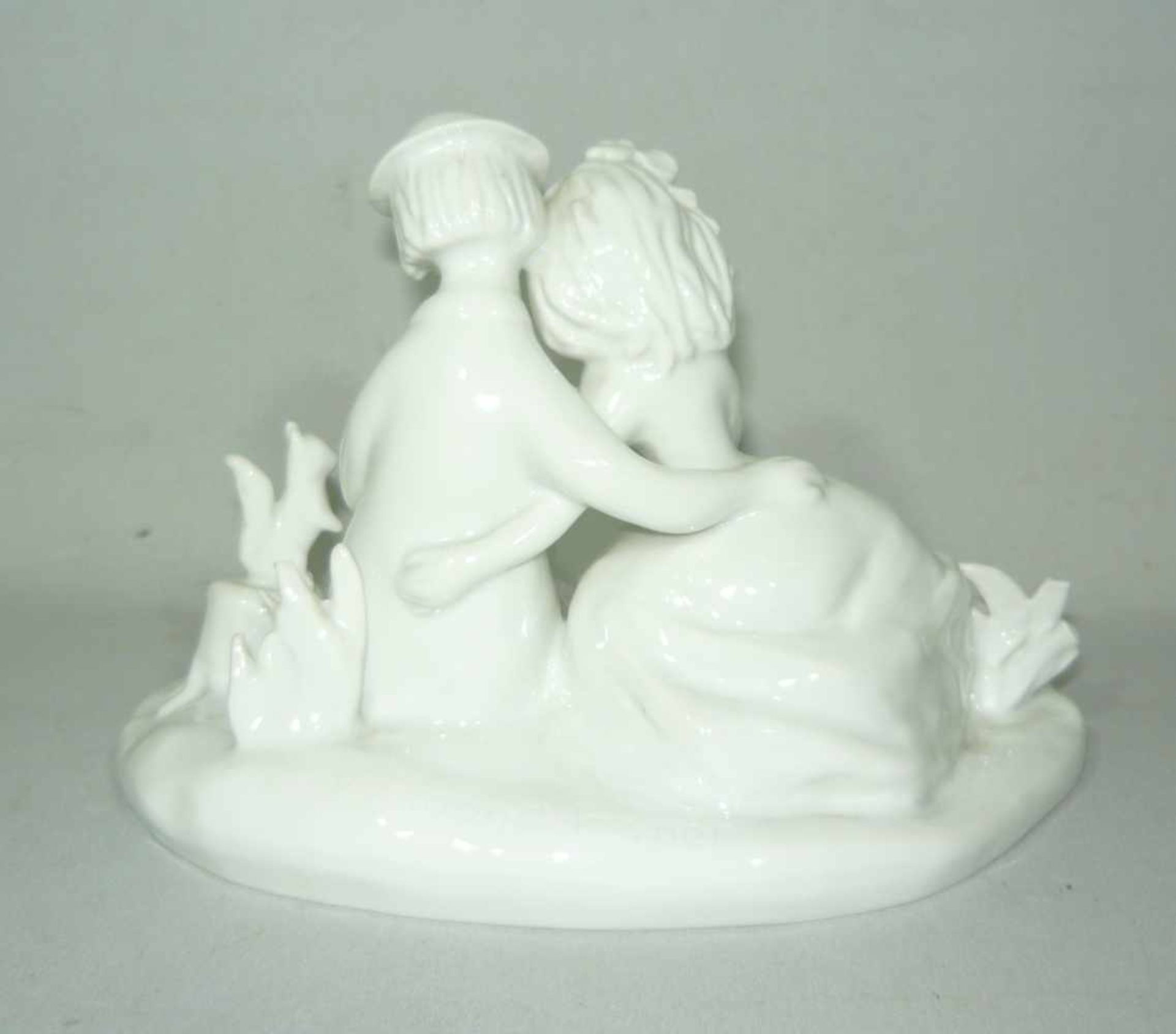 Rosenthal. Lesendes Paar. Entwurf Raymond Peynet. L. ca. 19 cm. H. ca. 14 cm. Min. best. - Bild 2 aus 2