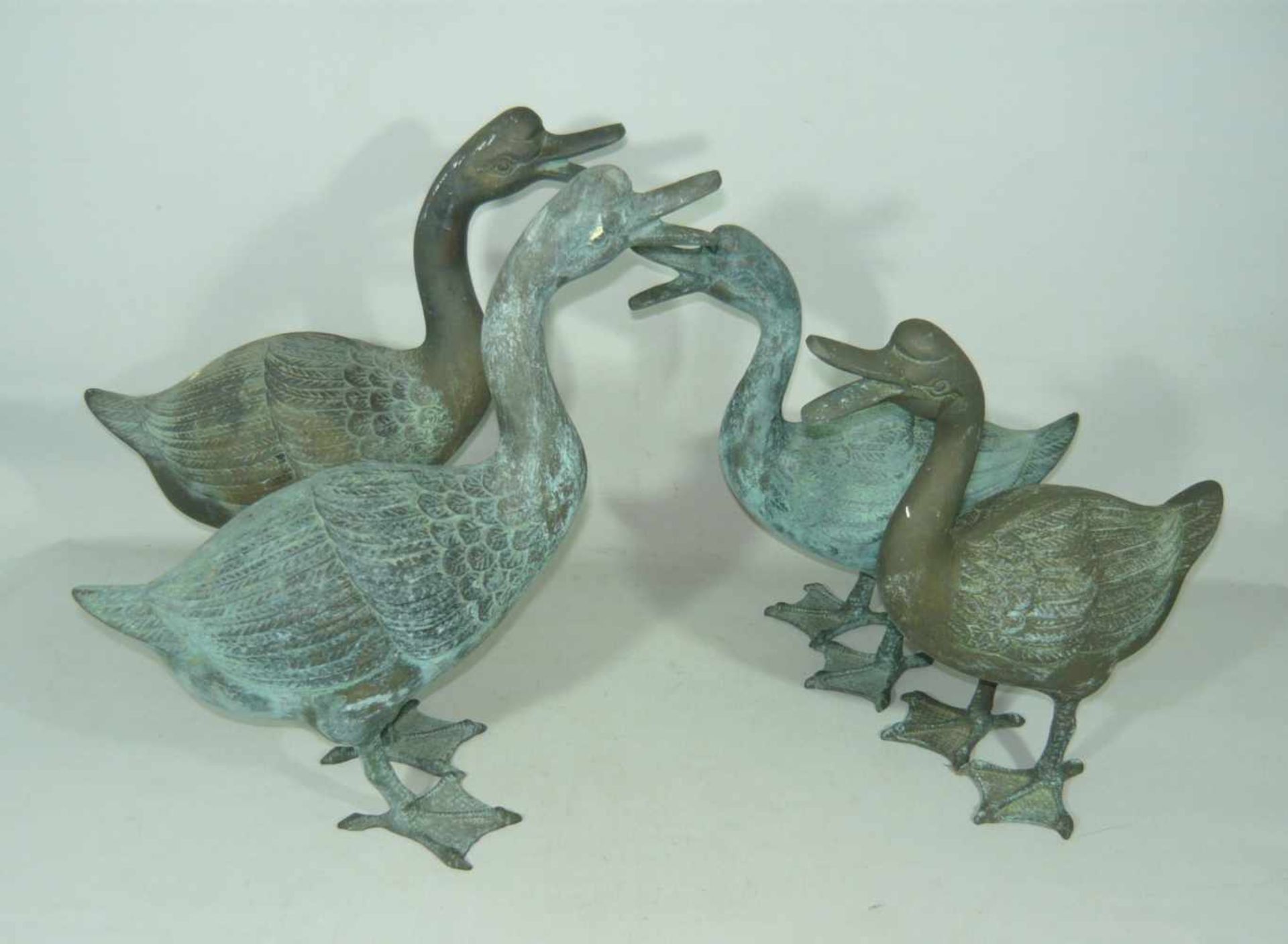 Konvolut vier Enten. Bronze. Wohl 20. Jhdt. H. ca. 35 cm u. kl.Lot of four prince ducks. Prob.