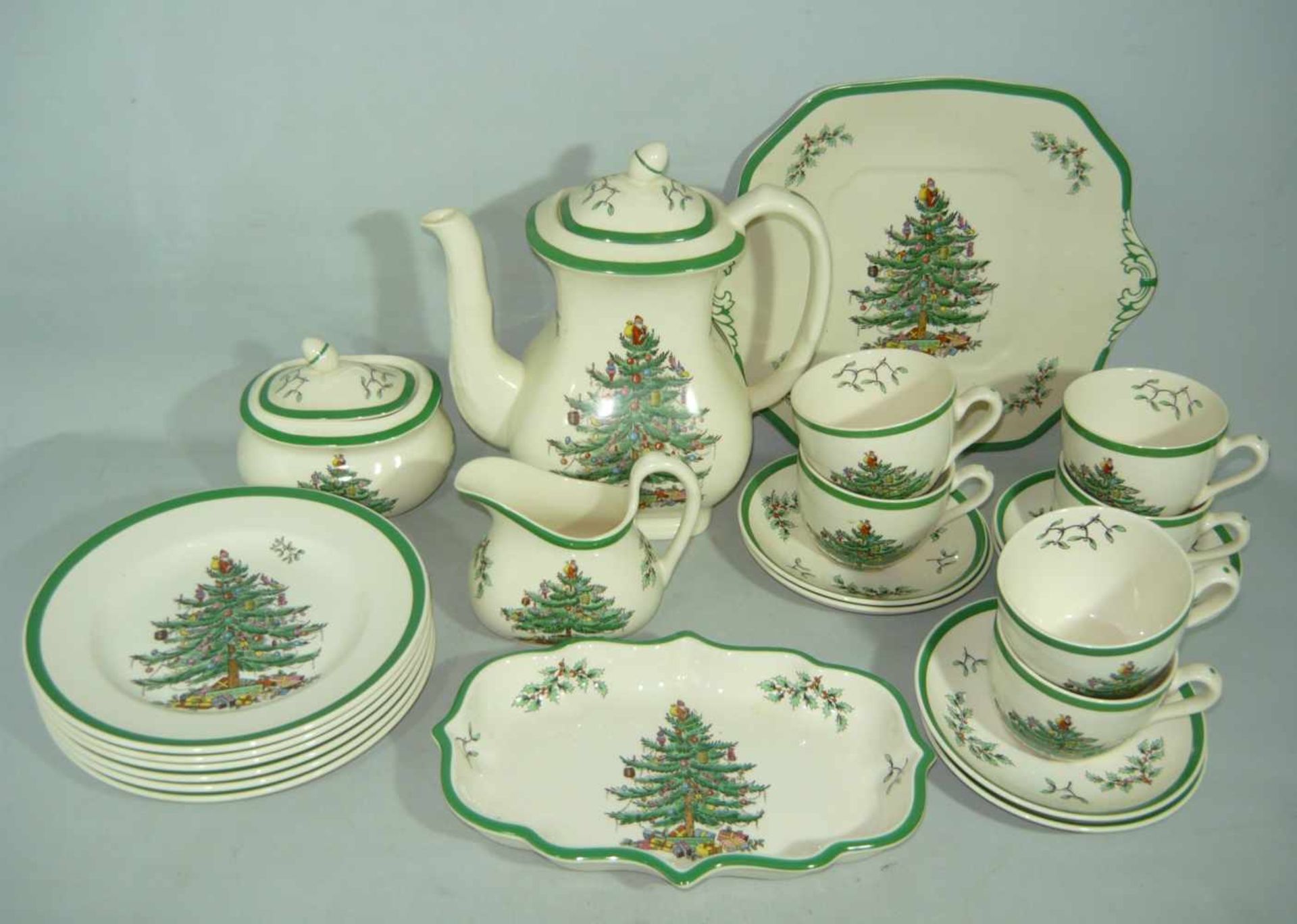 Spode, England. Christmas Tree. Weihnachtsservice mit schönen großen Tassen für sechs Personen.