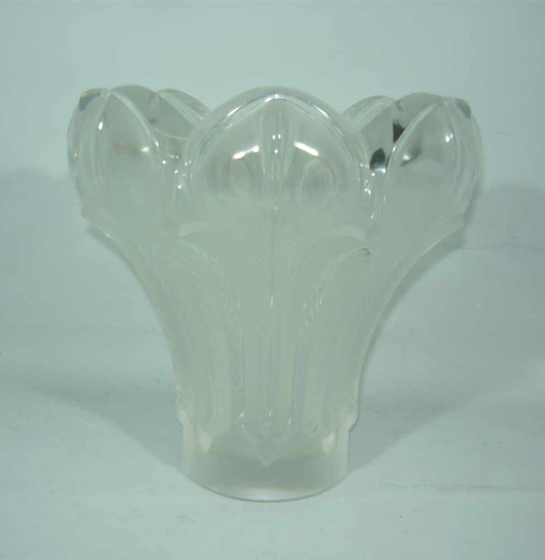 Lalique, Frankreich. Große Vase. Im Boden sign. H. u. DM je ca. 23 cm.Lalique, France. Large vase.