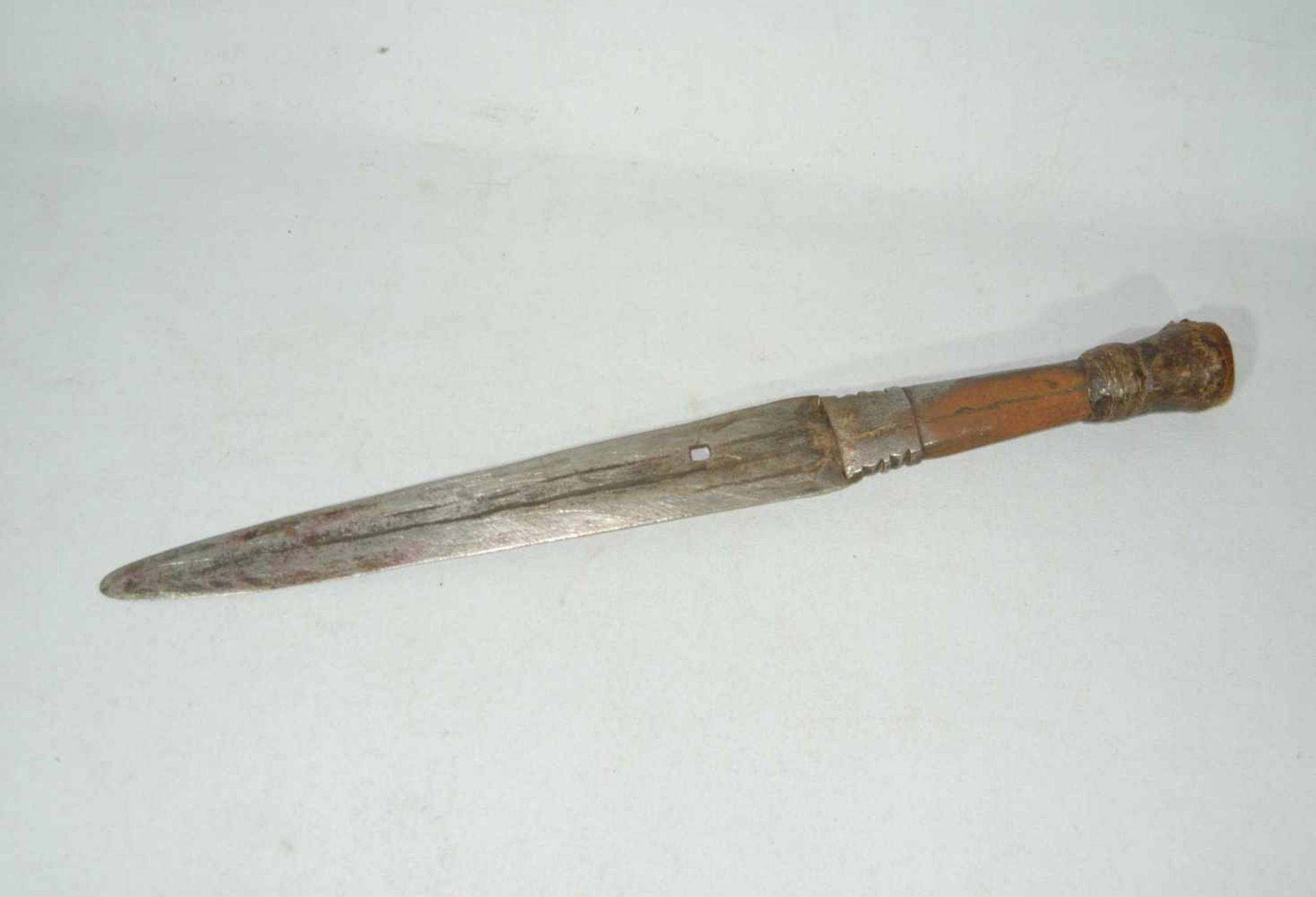 Historischer Dolch. Wohl alt o. antik. L. ca. 32 cm.Historical dagger, Prob. old o. antik. L. app. - Bild 2 aus 2