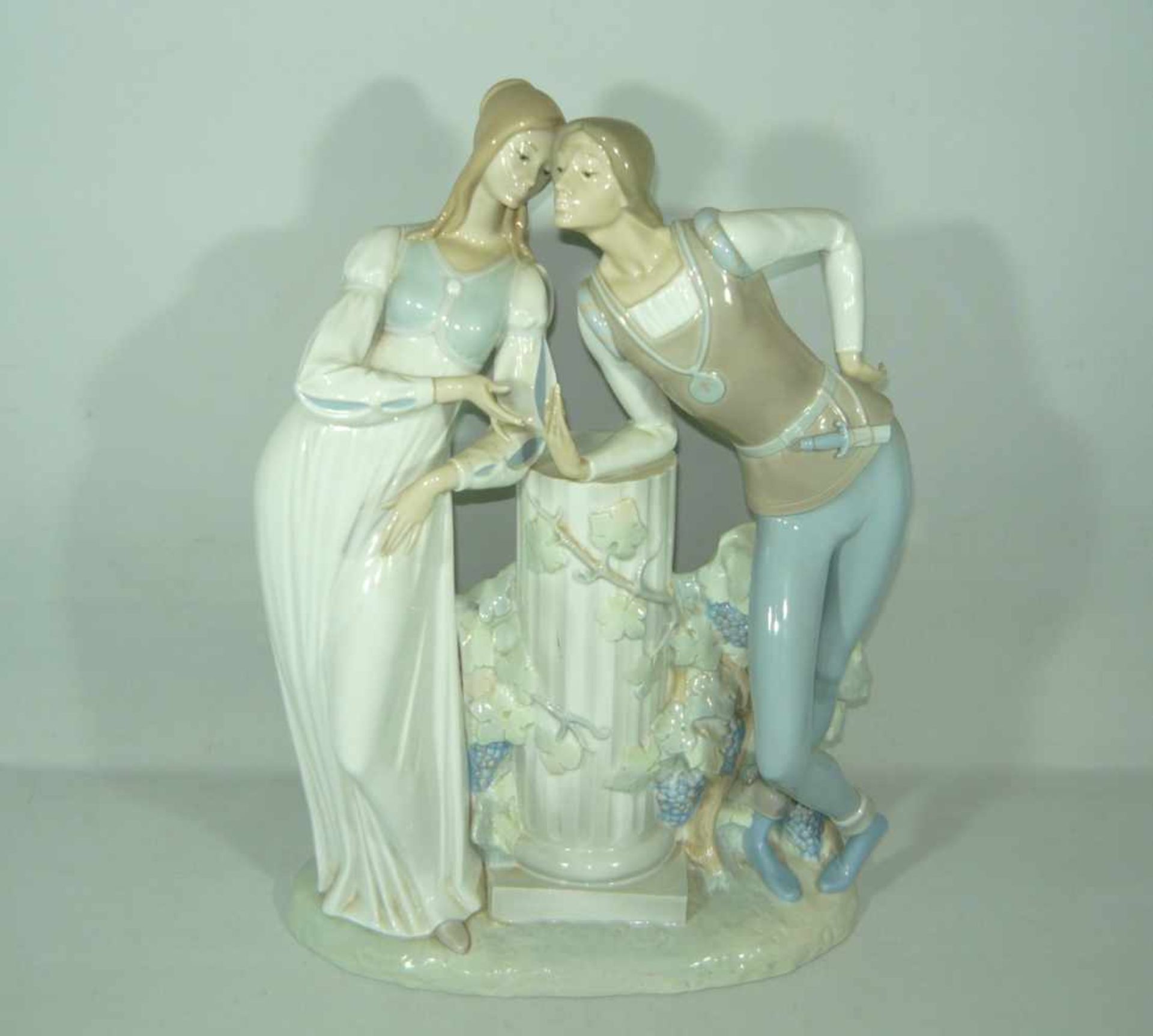 Lladro. Monumentalfigur eines jungen Paares. Schwert best. H. ca. 44 cm.Lladro. Lot of three