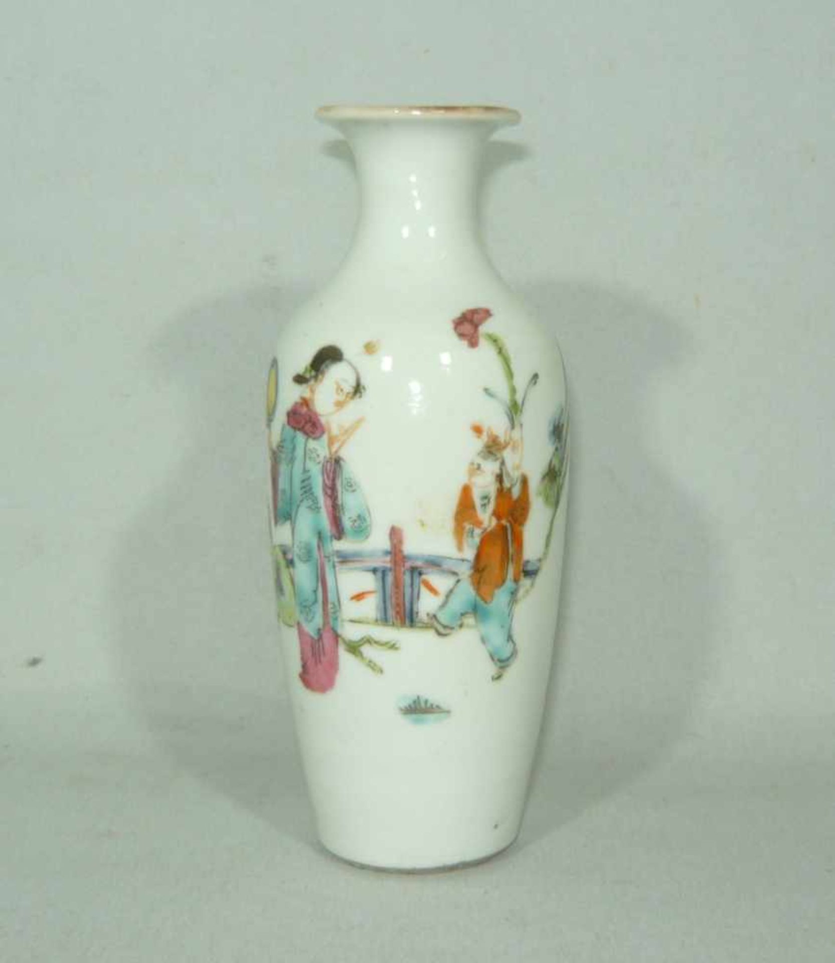 Porzellanvase mit Szenenmalerei. Vor o. um 1900. H. ca. 14 cm.Vase in china w. scenery decoration.