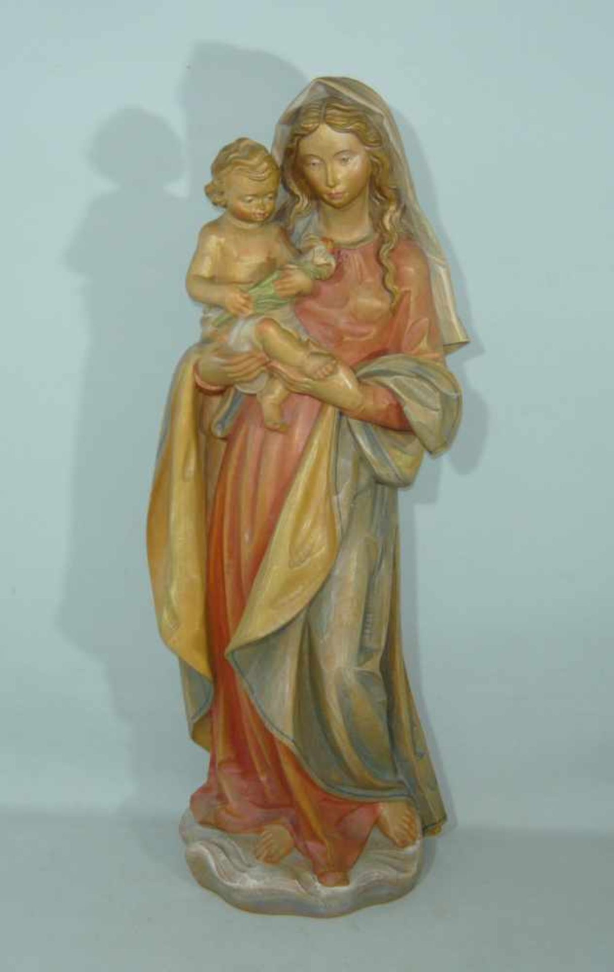 Große Holzschnitzerei. Darstellung der Maria mit Jesuskind. Holz, farbig in zarten Tönen gefasst.