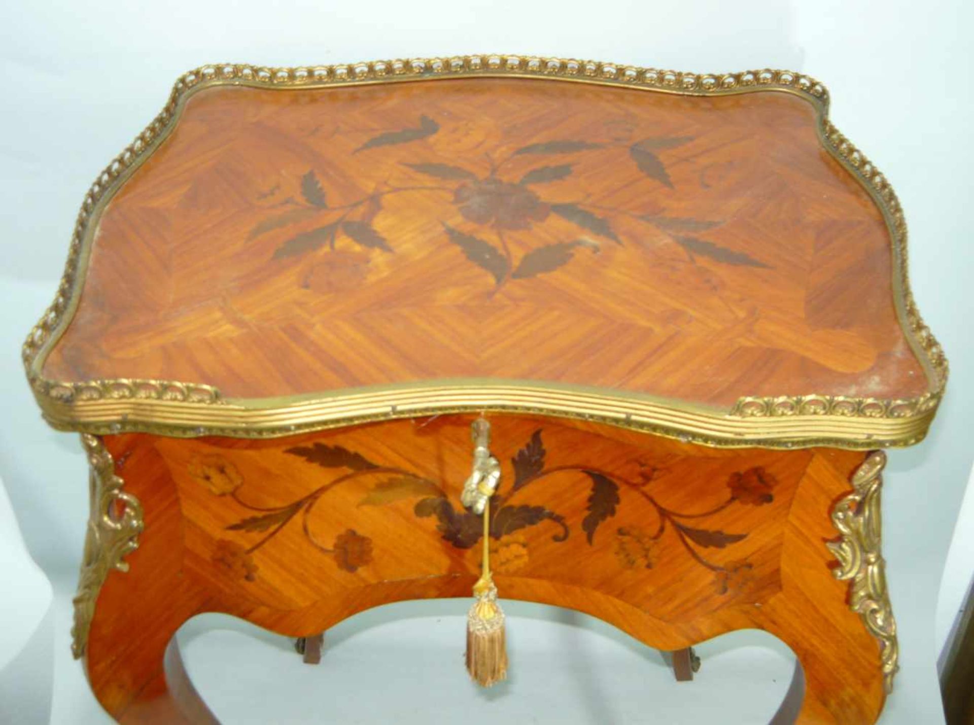 Elegantes kleines Salonmöbel mit Schubladen und Intarsien. H. ca. 72 cm.Elegant small salon - Bild 2 aus 3