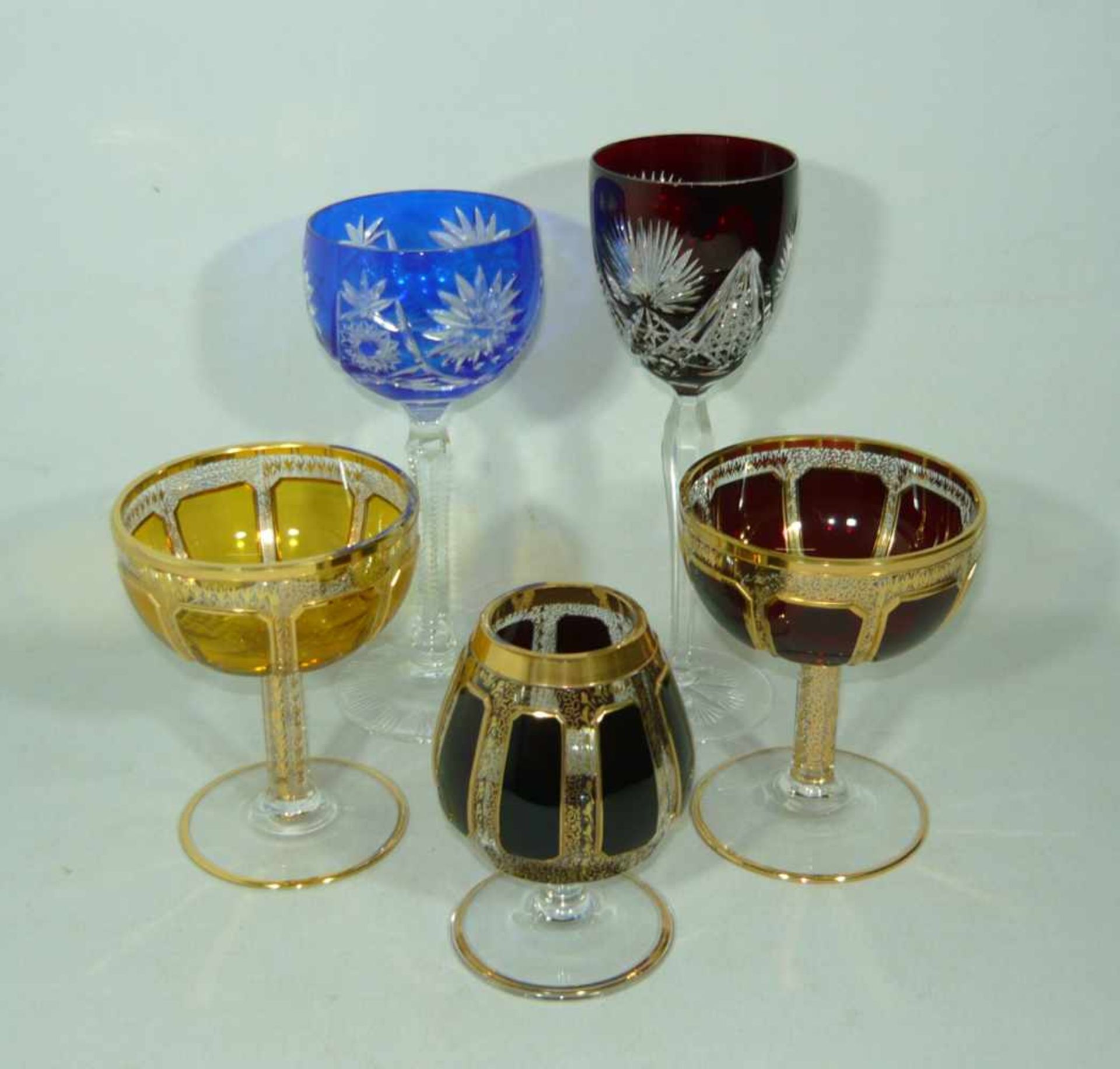Konvolut fünf dekorative Gläser aus vergangenen Zeiten. H. ca. 22 cm u. kl.Lot of five decorative