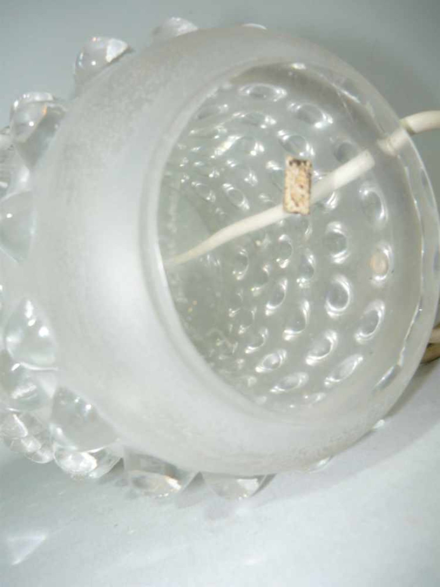 Lalique, France. Große Tischlampe mit umlaufenden Noppen. Sign. H. Glaskörper ca. 21 cm. Ges. H. ca. - Bild 2 aus 3