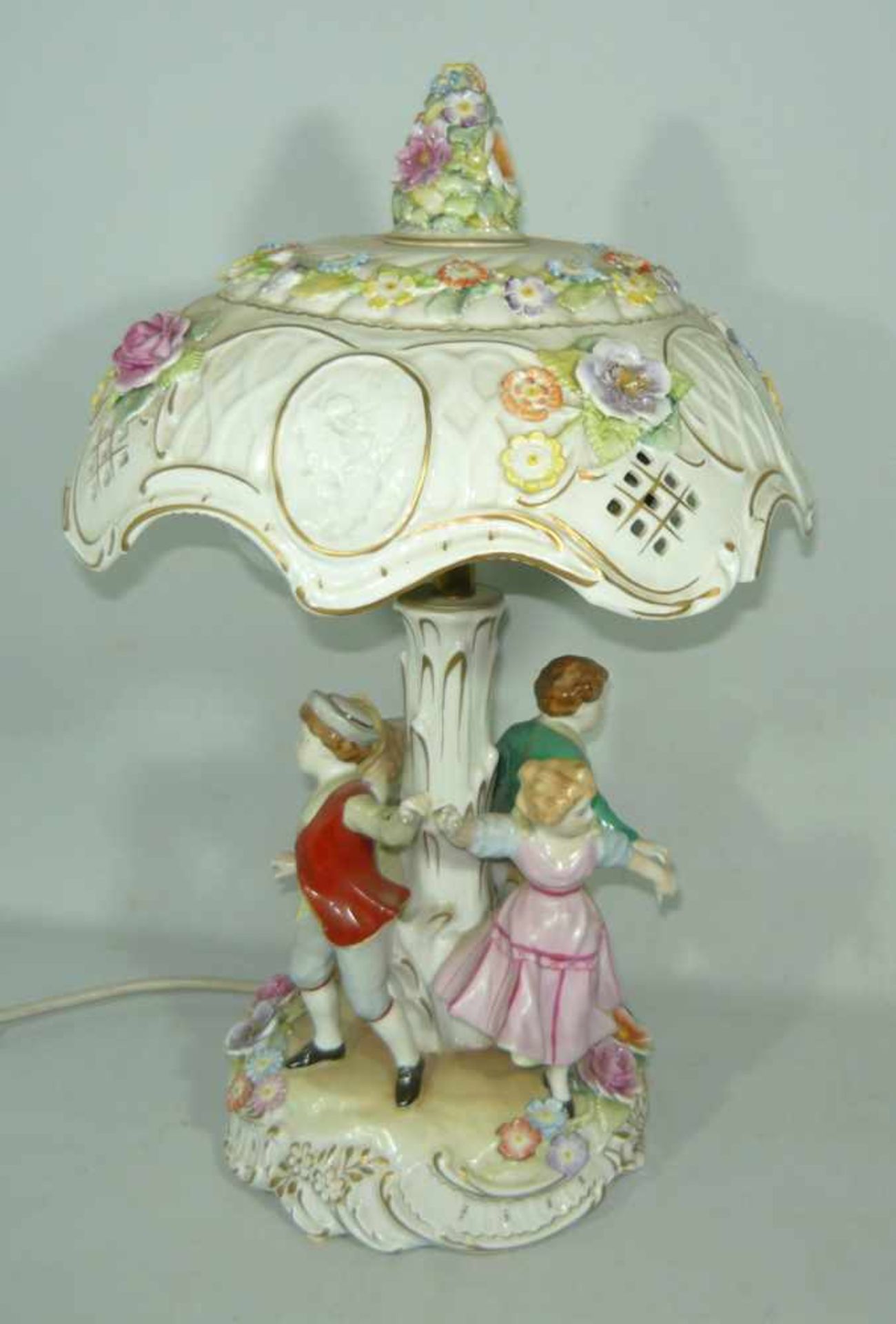 Porzellanmanufaktur Plaue. Riesige Tischlampe mit tanzenden Figuren unter Lithophanie Schirm. - Image 3 of 3