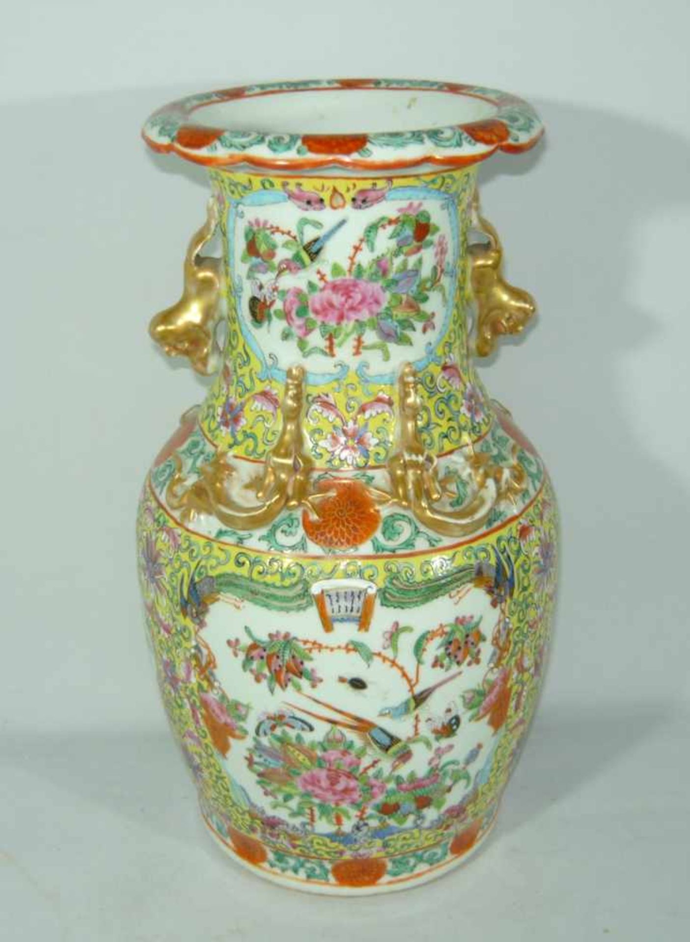 Große Vase mit seitlich aufgesetzten Fabeldrachen. Feine umlaufende Bemalung. China vor 1900. H. ca. - Bild 2 aus 3