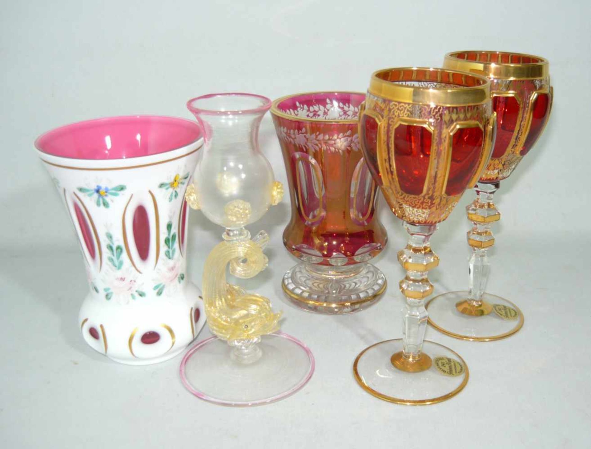 Fünf Teile qualitätvolles Glas. H. ca. 18 cm u. kl.Five pcs of quality glass. H. app. 18 cm a.