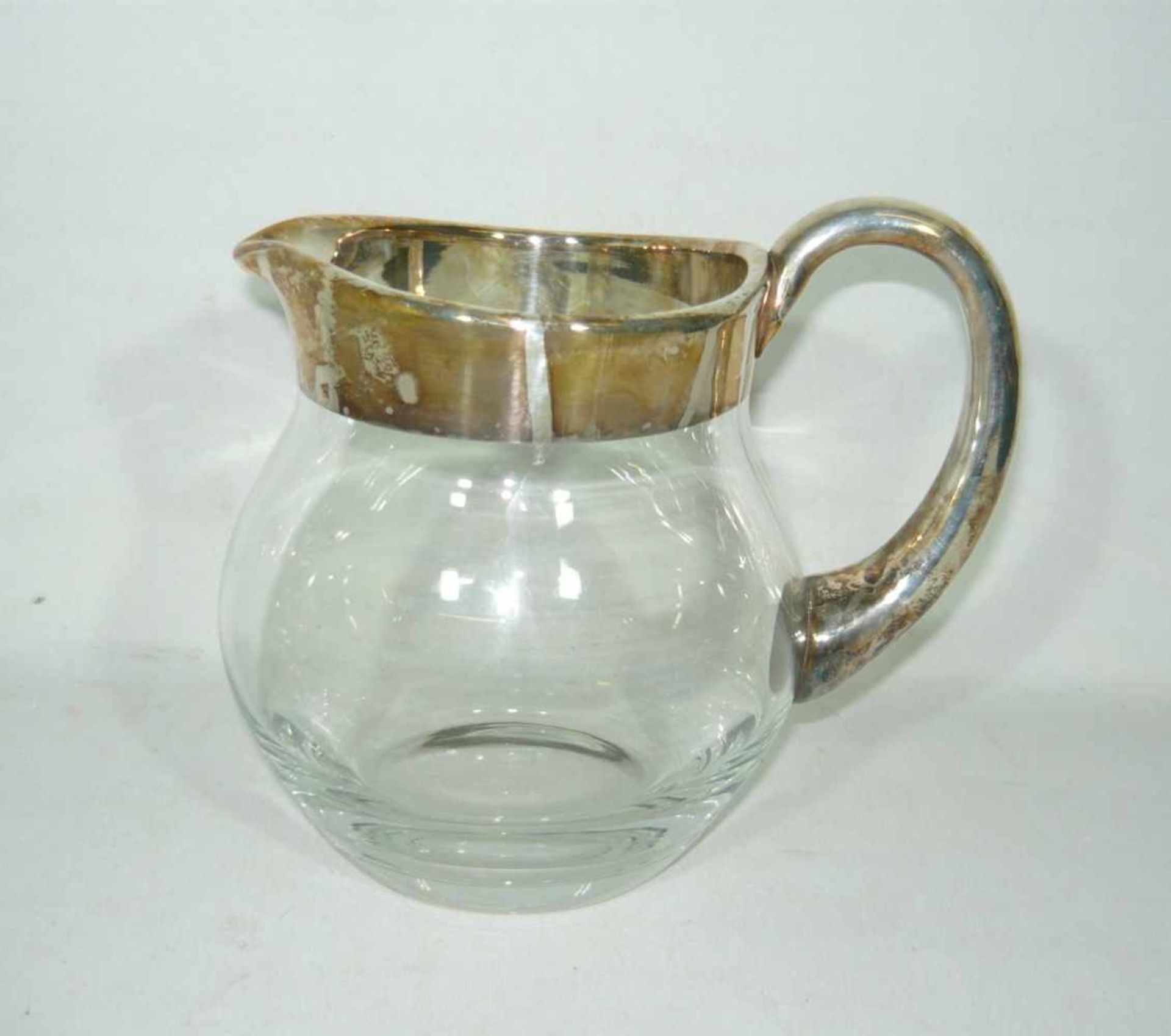 Großer Saftkrug mit Silver-Overlay. H. ca. 17 cm.Large juice jug w. silver overlay. H. app17 cm.