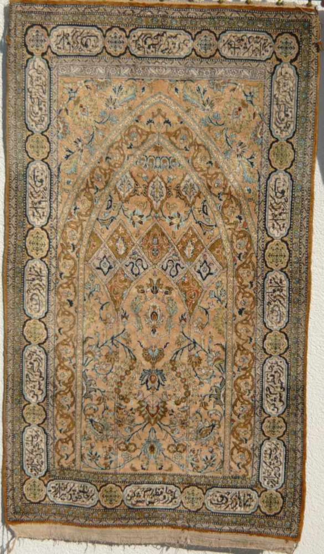 Musealer Wandteppich aus Seide. Iran. 1. H. 20. Jhdt. Maß ca. 74x132 cm.Wallcarpet out of silk.