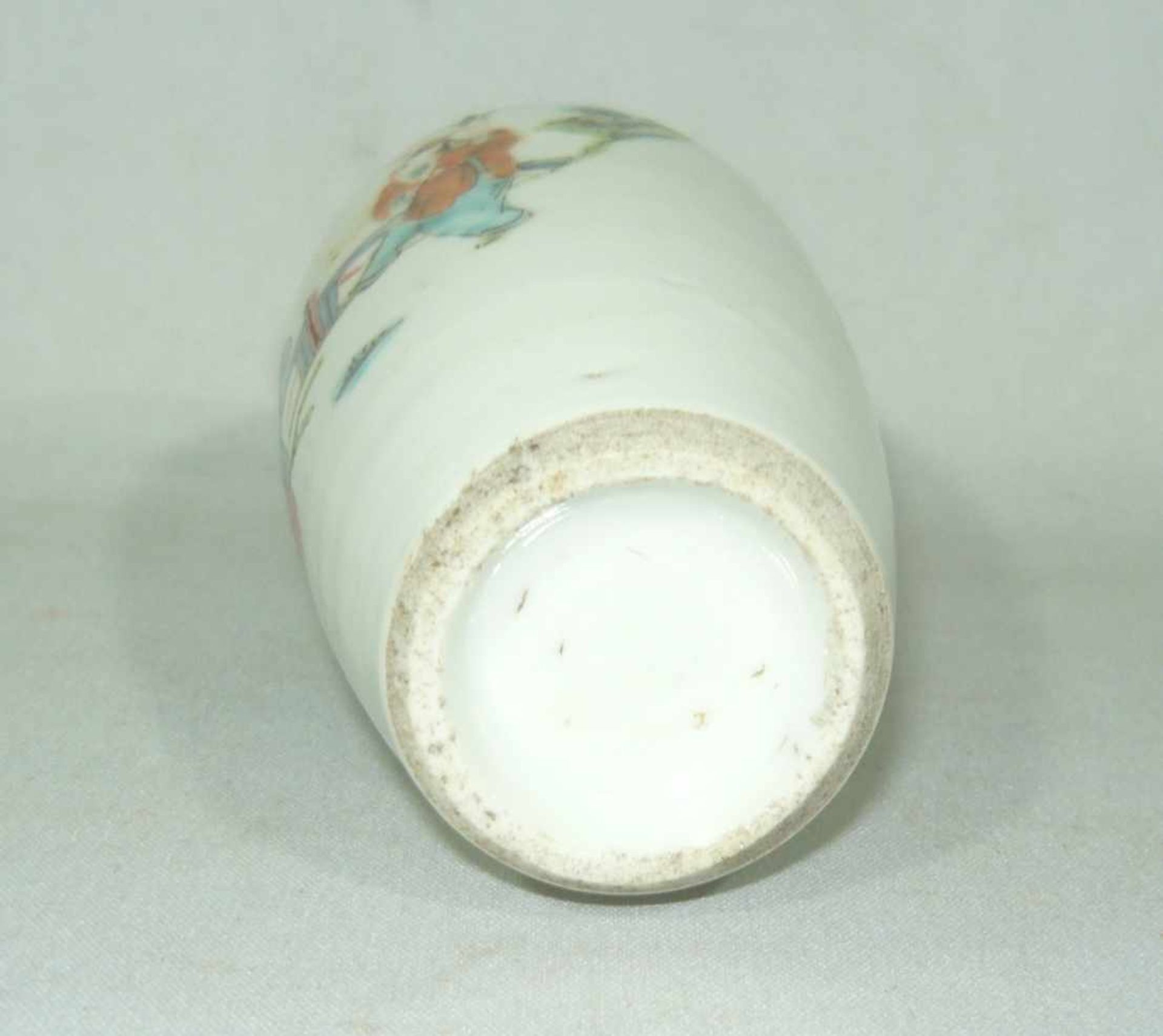 Porzellanvase mit Szenenmalerei. Vor o. um 1900. H. ca. 14 cm.Vase in china w. scenery decoration. - Bild 3 aus 3