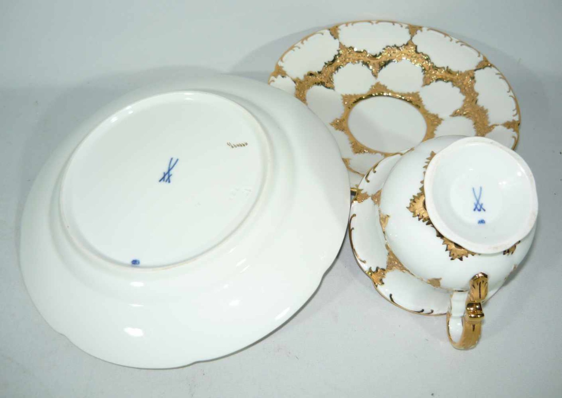 Meissen (Schwerter). Weißes 3-teiliges Prunkkaffeegedeck, B-Form. I. Wahl. Kuchenteller DM ca. 20 - Bild 2 aus 2