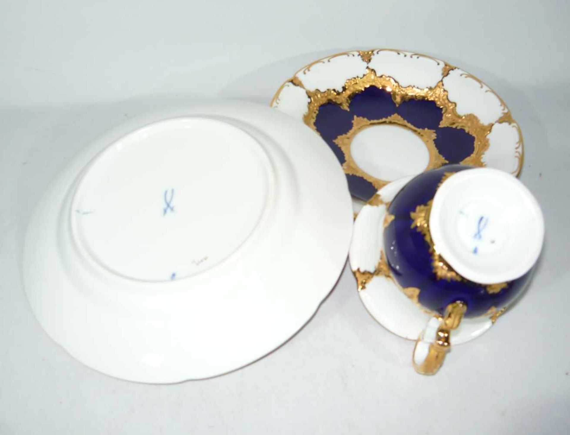 Meissen (Schwerter). Blaues 3-teiliges Prunkkaffeegedeck, B-Form. Obertasse II. Wahl, Teller I. - Bild 2 aus 2